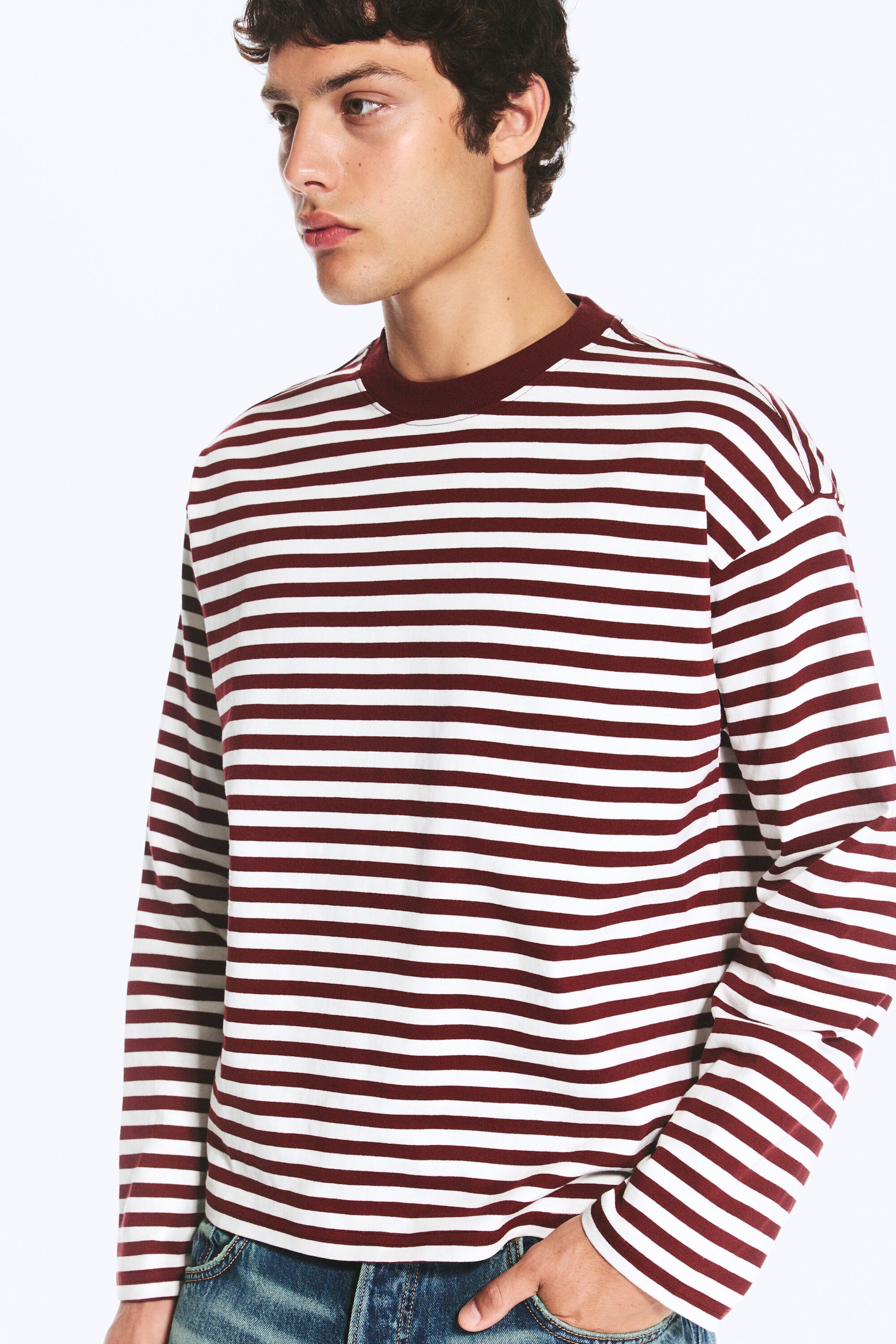 Gestreift in Weiß & Dunkelrot - Boxy Longsleeve mit lockerer Passform - 1
