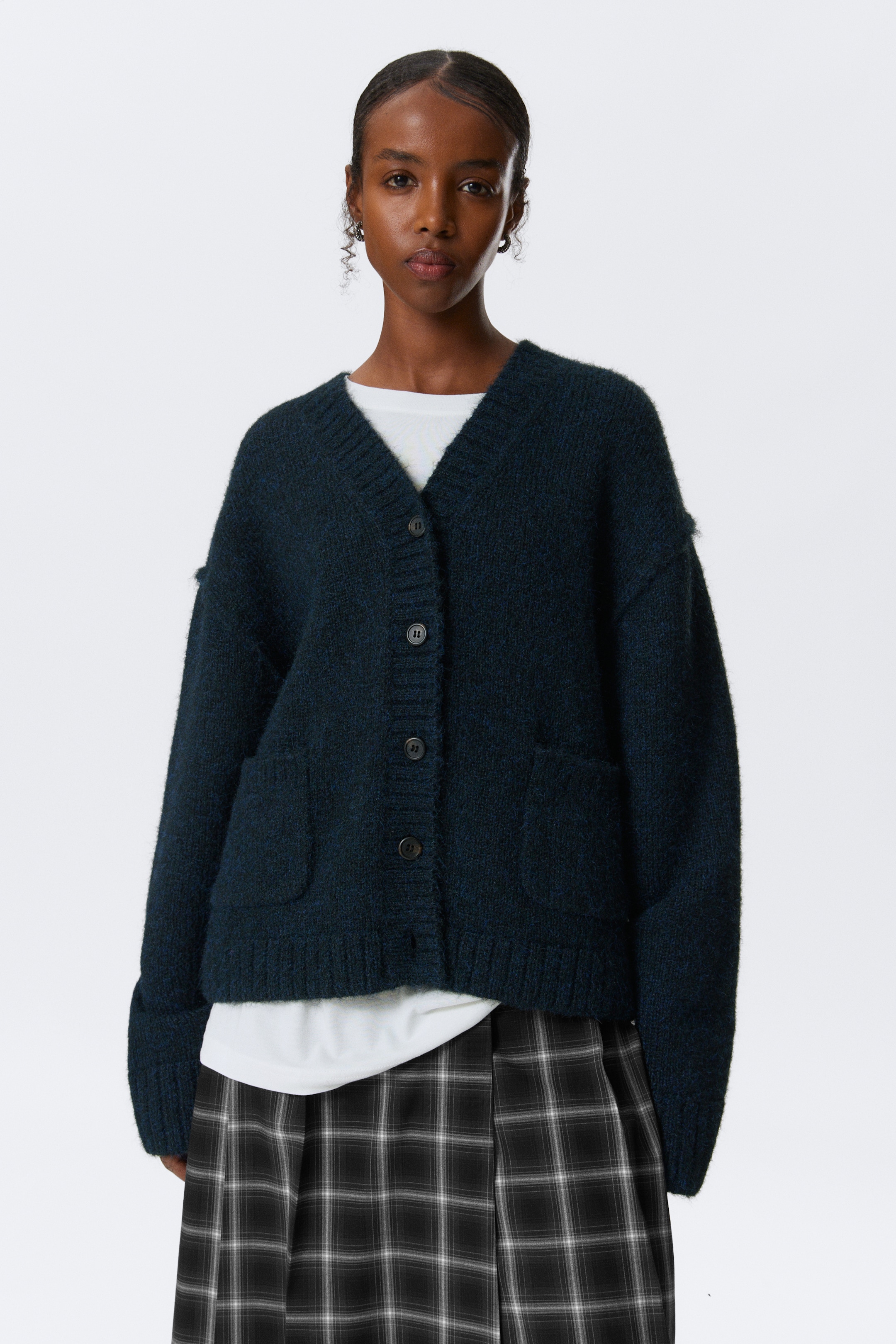 Größeres Bild anzeigen: Locker gestrickter Cardigan mit V-Ausschnitt - Dunkelblau - Ladies | H&M AT 1