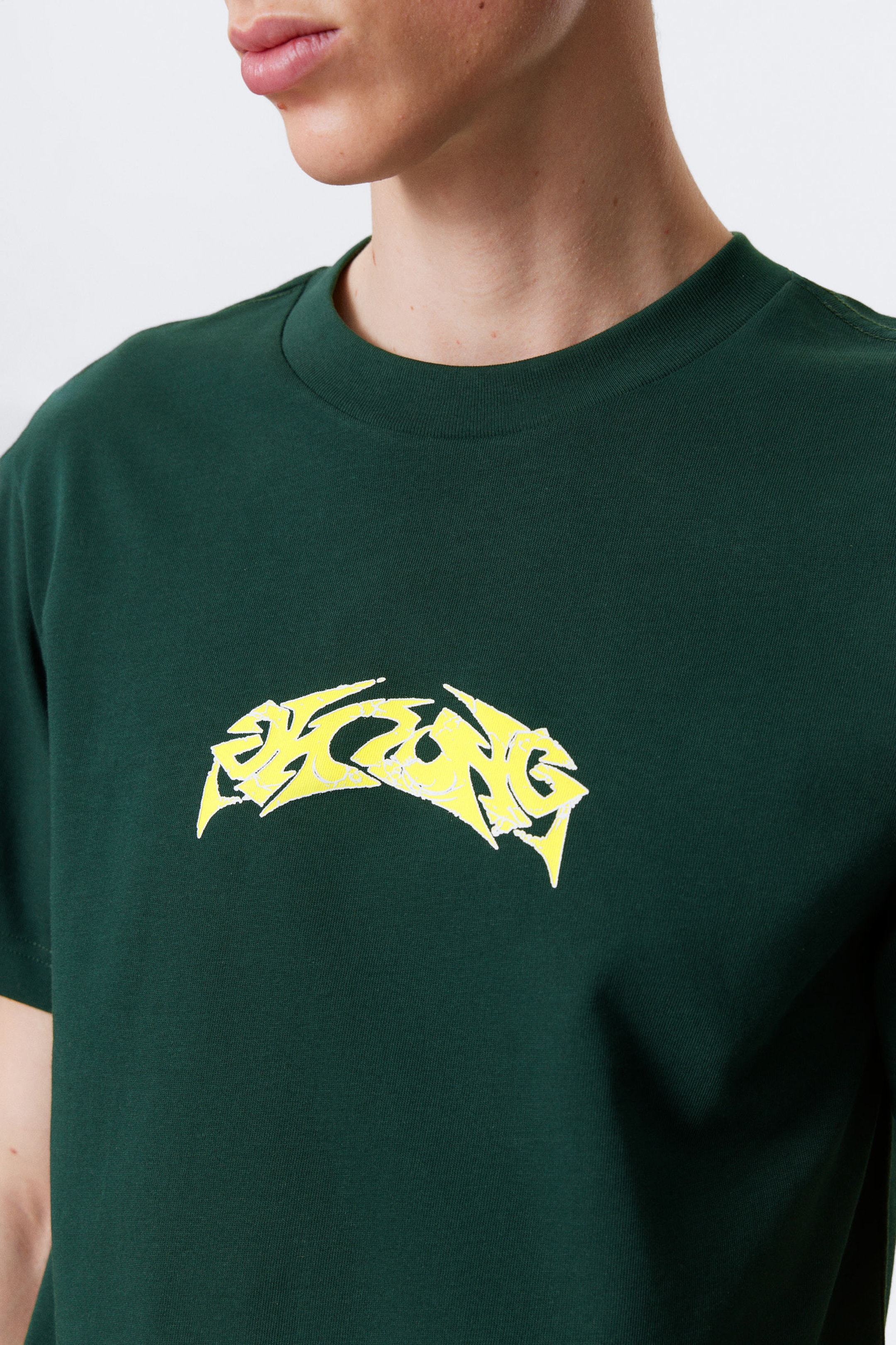Dunkelgrün - "Bingo" - Kastiges T-Shirt mit Grafikprint - 2