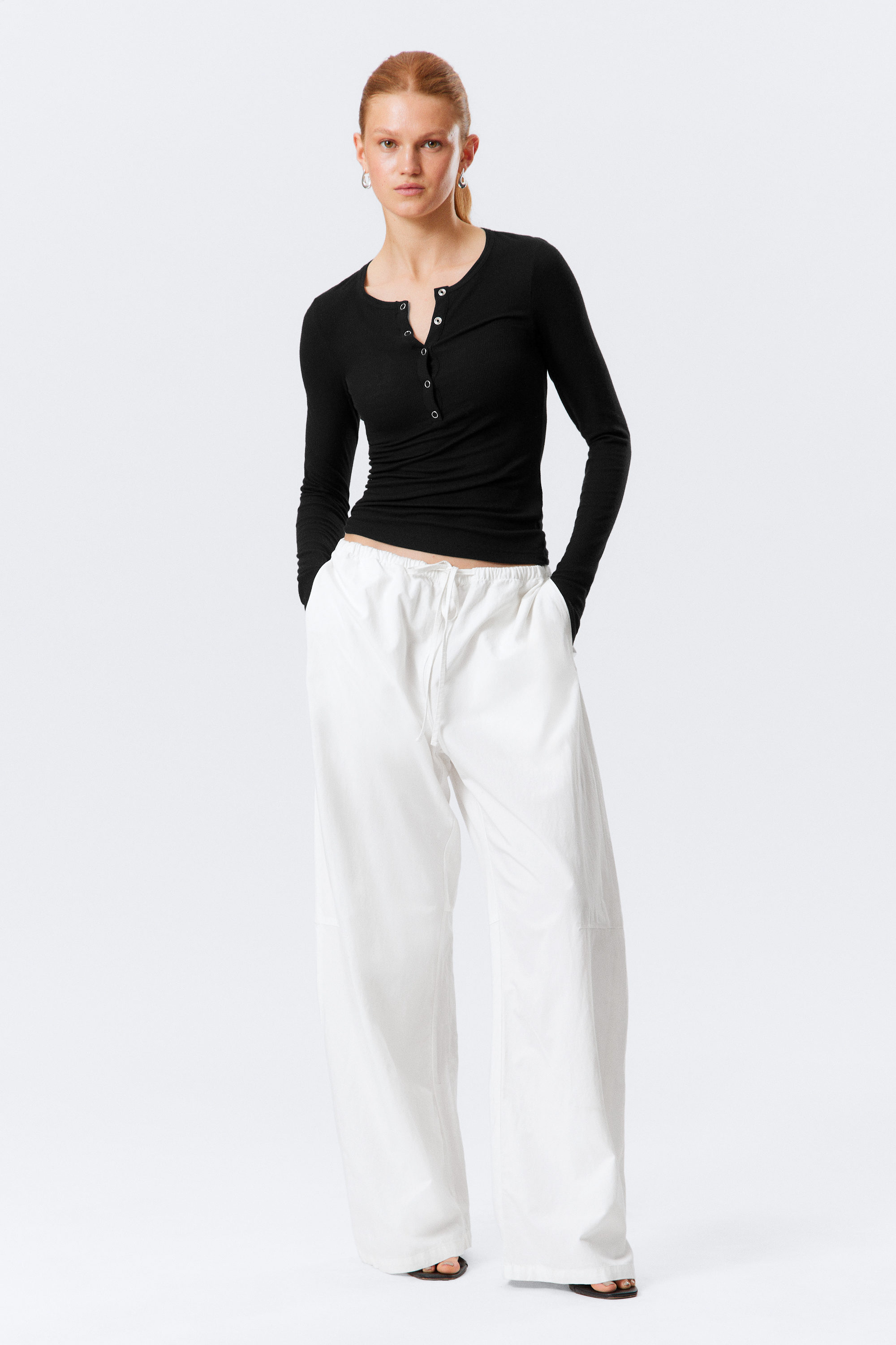 Schwarz - Hauchdünnes, geripptes Henley-Longsleeve - 2