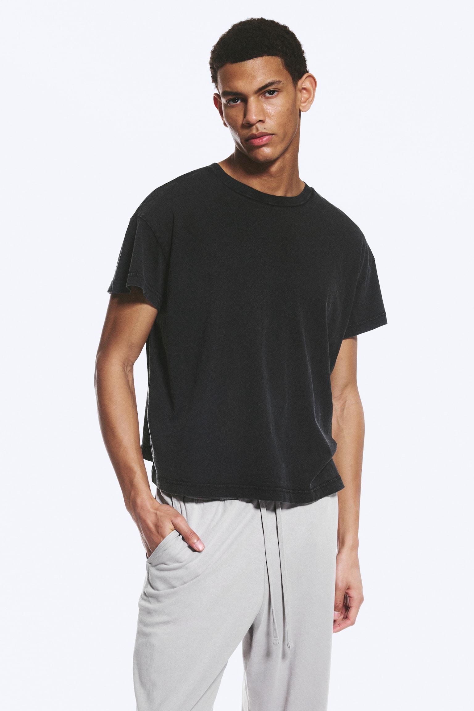 Boxy T-Shirt aus Baumwolle mit Flügelärmeln - Used Black/Gestreift in Braun/Weiß/Orange/Blau gestreift/Helles Maulwurfsgrau - 1