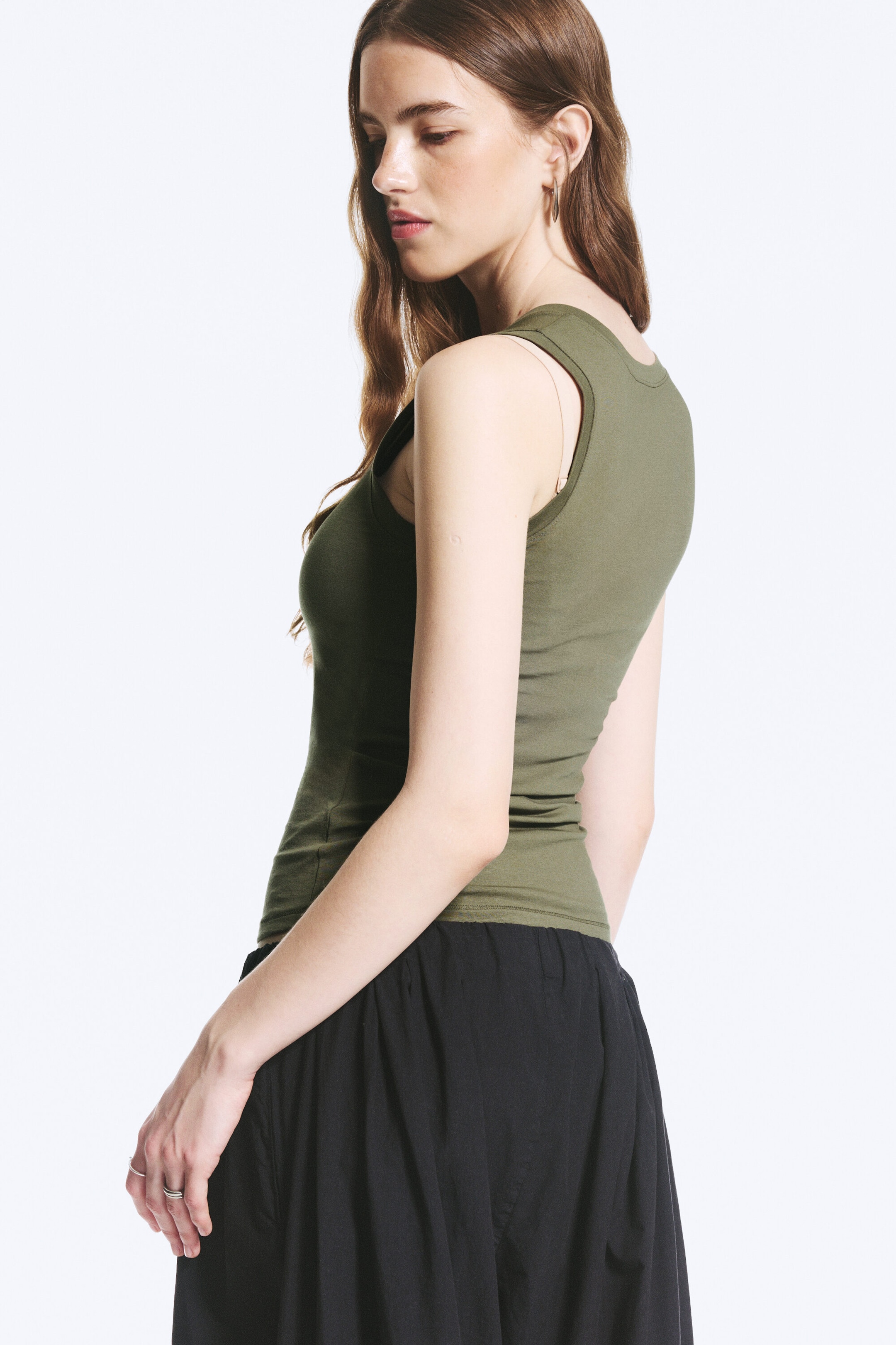 Dusty Khaki Green - Schmales, ärmelloses Top mit V-Ausschnitt - 3