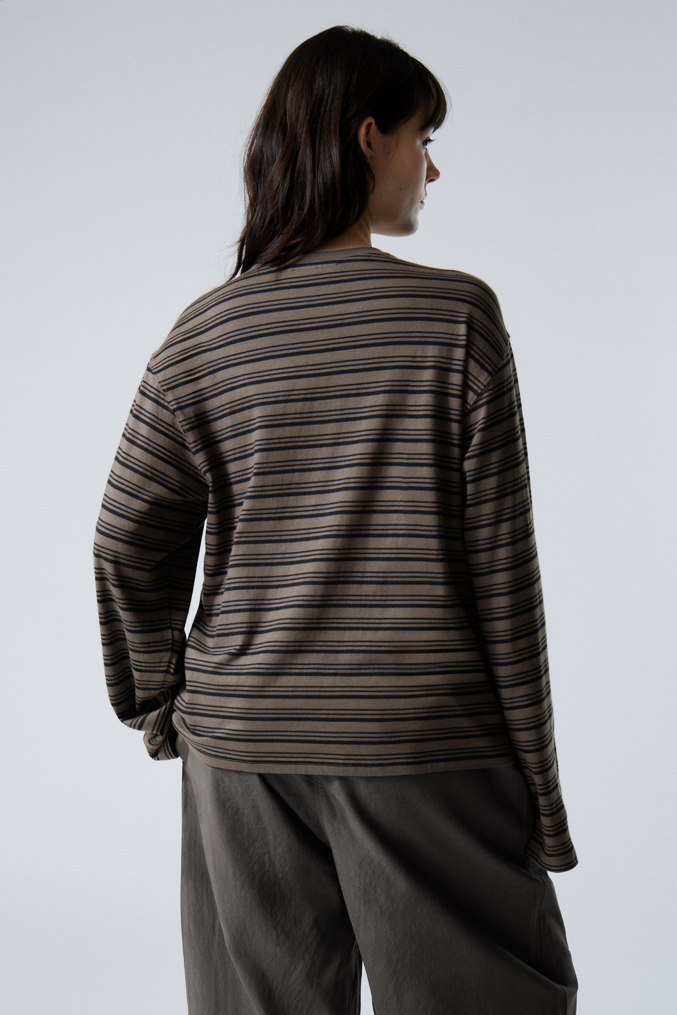 Dunkelbraun gestreift - Gestreiftes Longsleeve mit Boxy Fit - 2