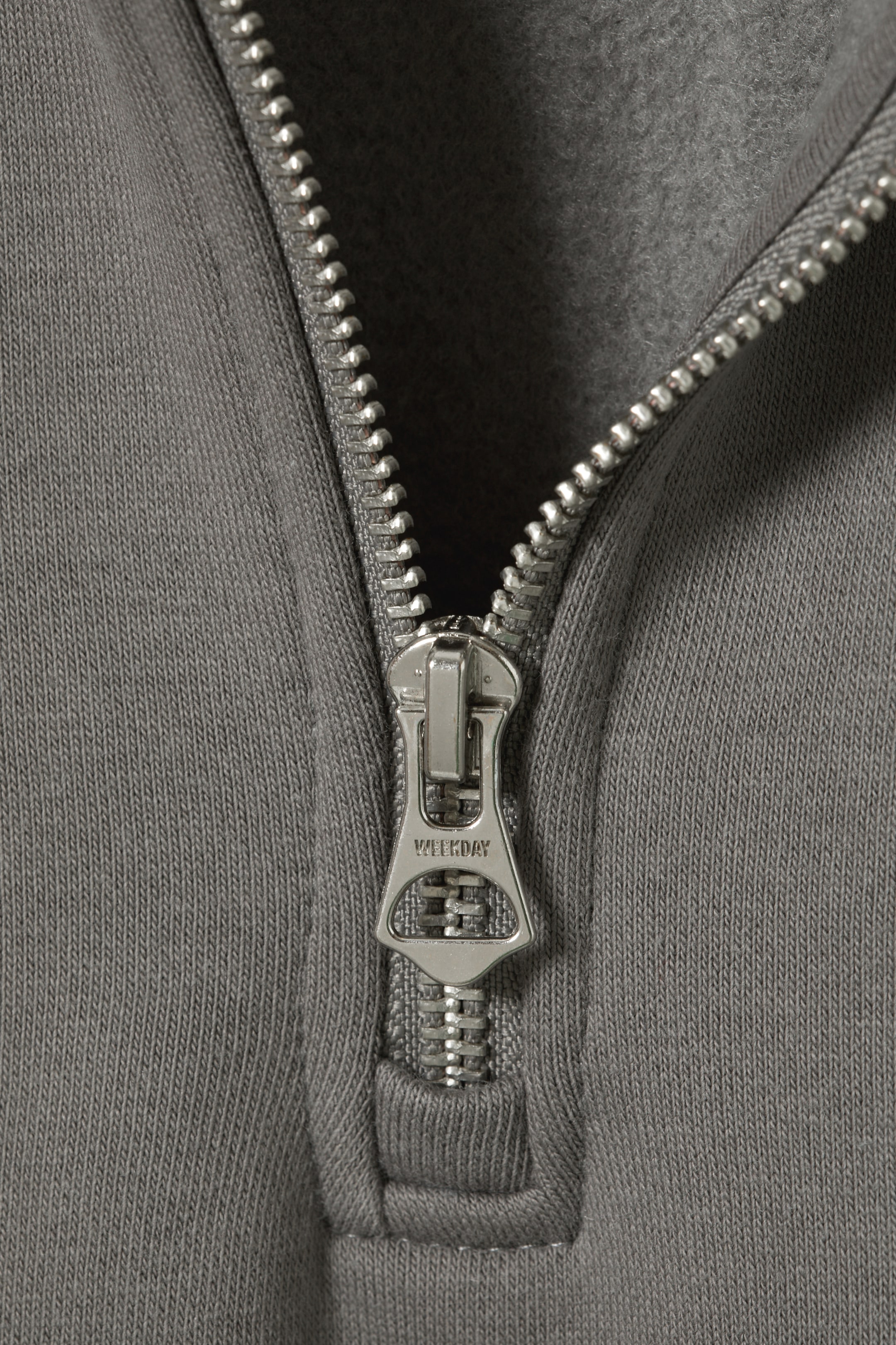 Grösseres Bild ansehen: Lockerer, schwerer Pullover mit Teilreißverschluss - Staubiges Grau - HERREN | H&M CH 2