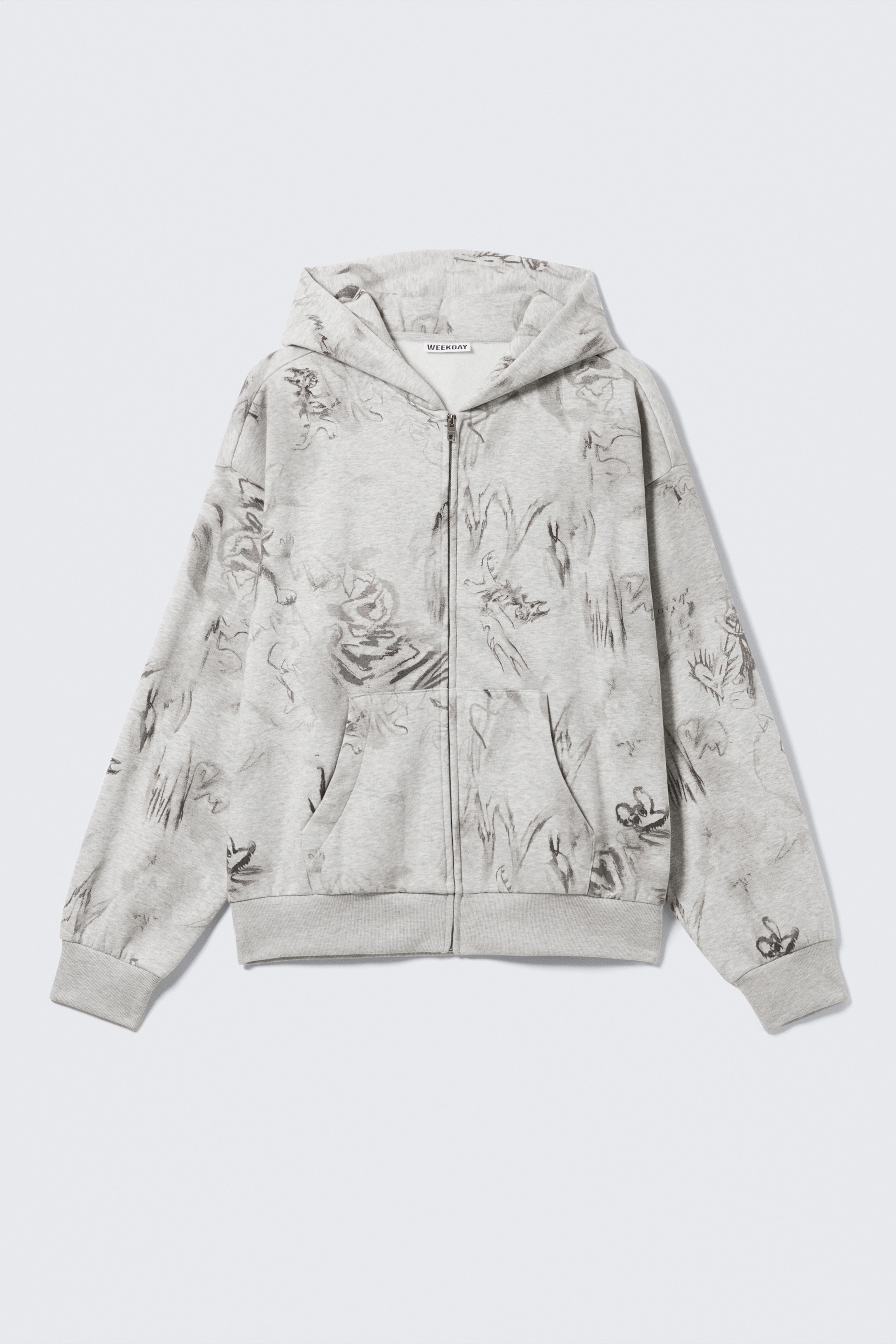 Grotere afbeelding bekijken: Een lichtgrijze zip hoodie met een abstract donkergrijs patroon wordt gepresenteerd vanaf de VOORKANT, met een ontspannen, vierkante pasvorm. Het heeft een dubbelgelaagde capuchon, een zichtbare metalen ritssluiting aan de voorkant, verlaagde schouders, kangoeroezakken en geribde boorden en zoom.