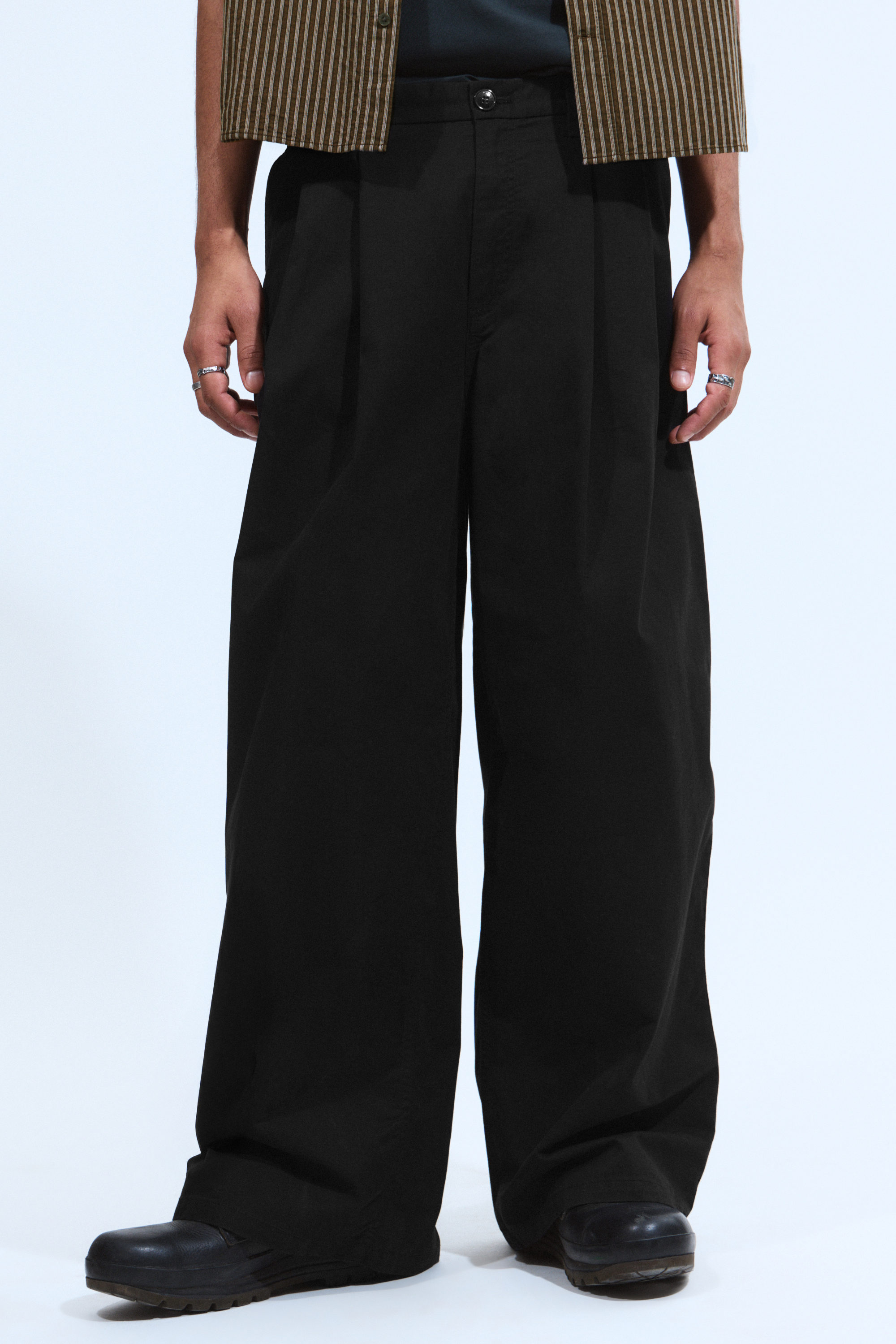 Schwarz - Oversized Chinos aus Baumwoll-Twill mit Bundfalten - 2