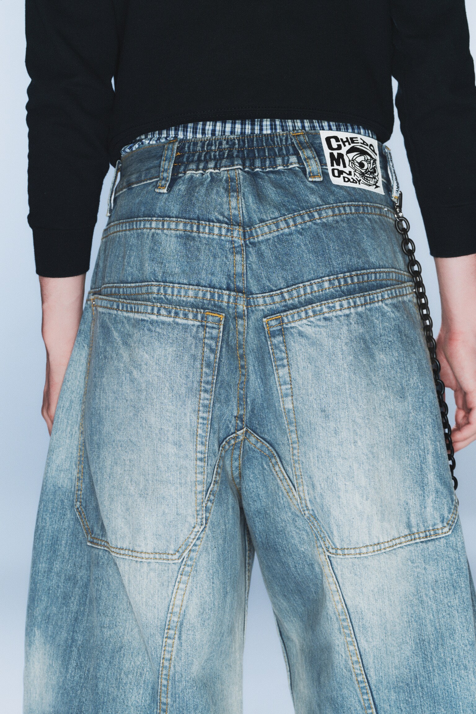 Dunno Loose Barrel Leg Jeans taille basse unisexe - Cloudy Blue - Medium Blue/Black Rinse - Noir - 4