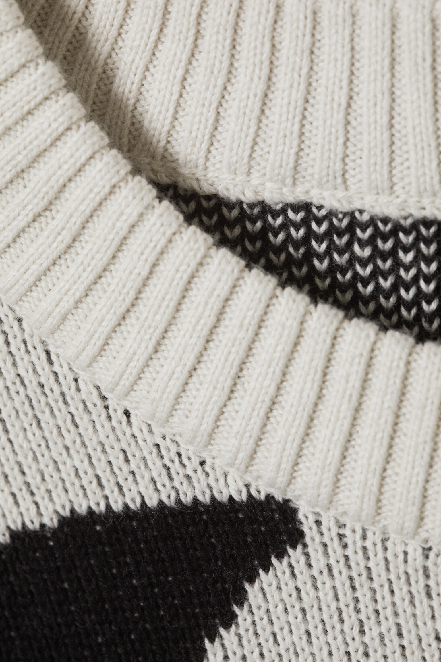 Pudełkowy żakardowy sweter z grafiką - Dirty White - wzór kwadratów - 3