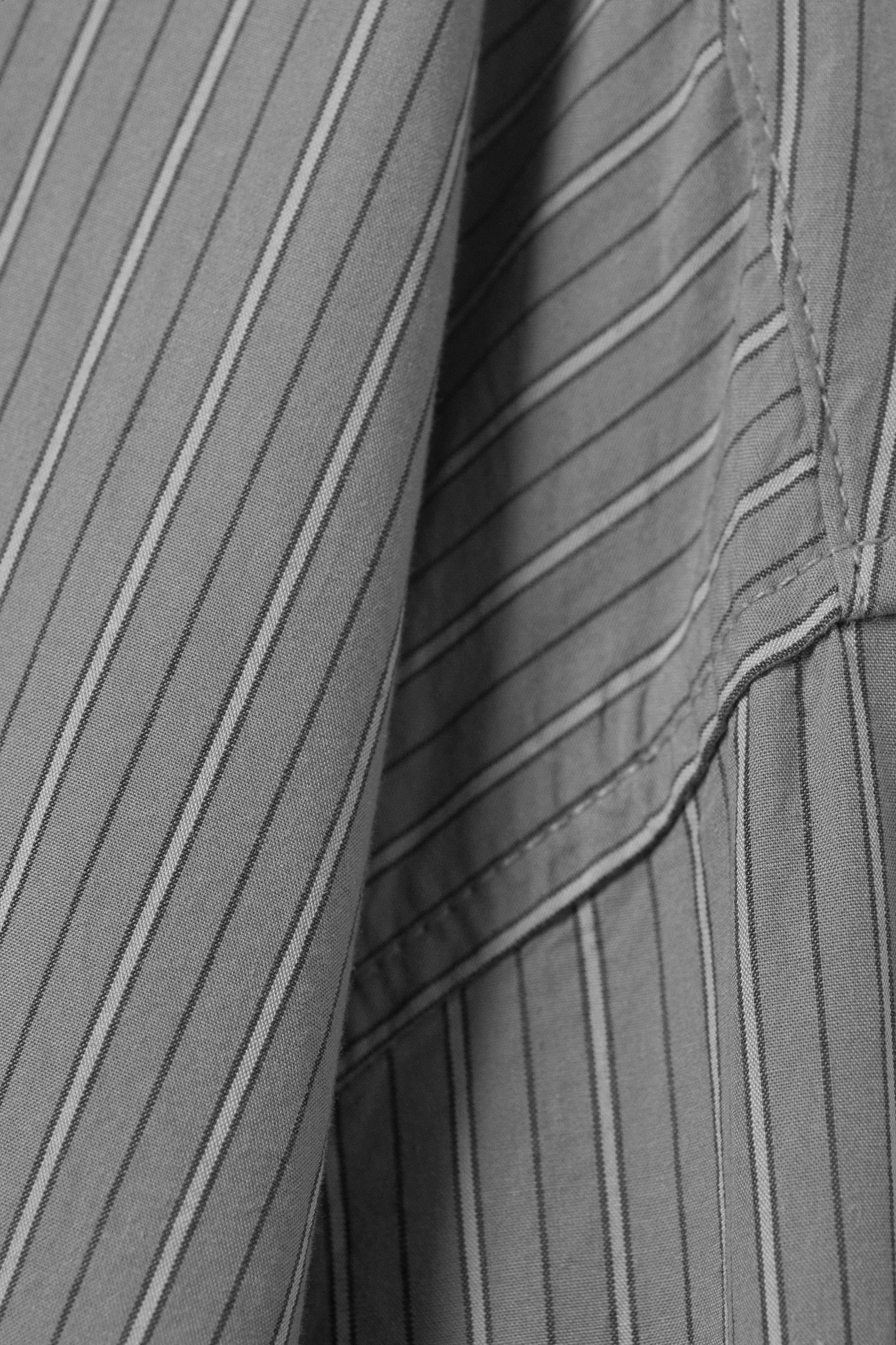 Grau gestreift - Mini-Hemdkleid aus Baumwollpopeline - 2