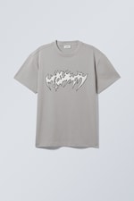 Metallband mit spitzen Nieten - Oversized-T-Shirt mit Grafikprint - 0