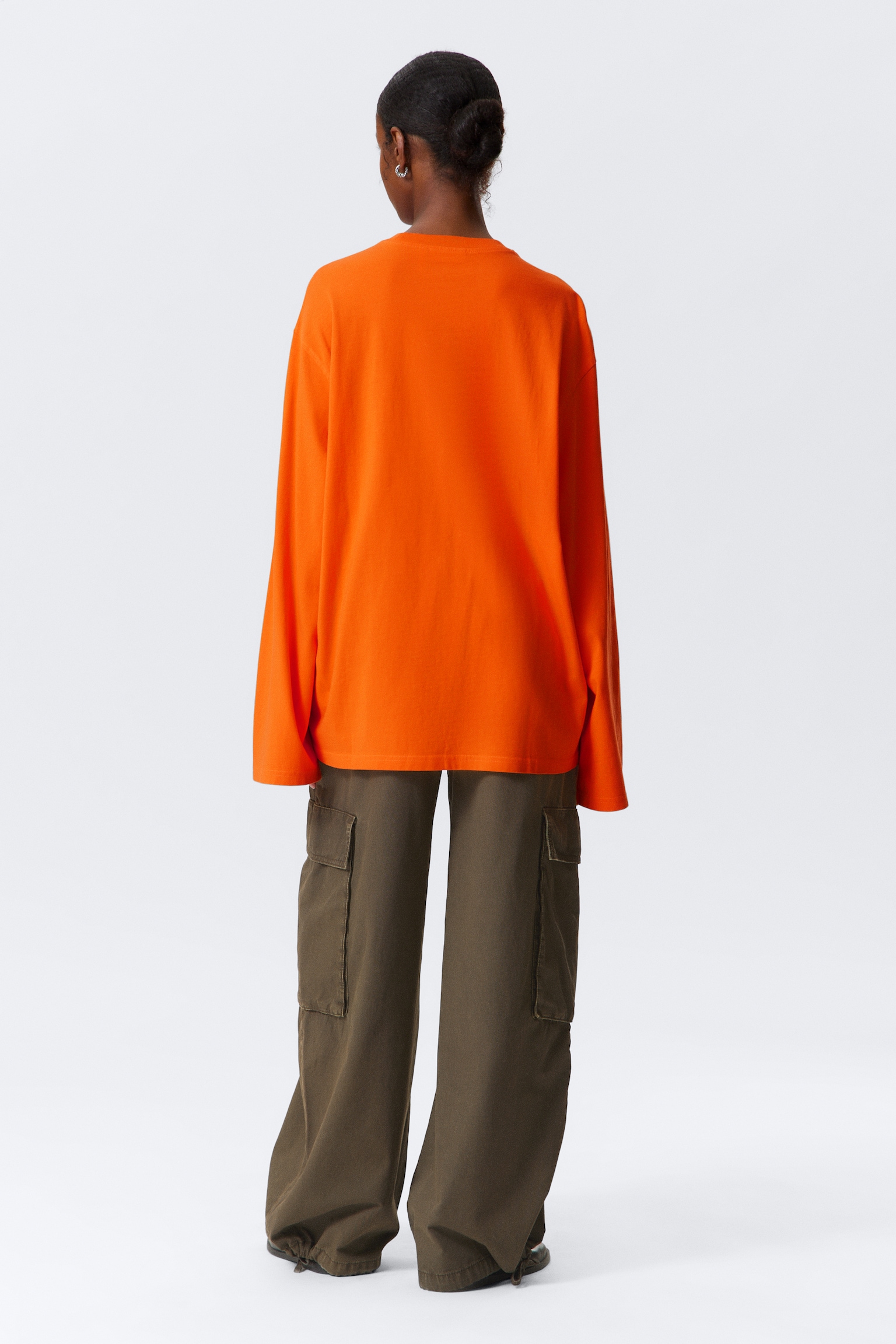 Oversized-T-Shirt mit langen Ärmeln - Leuchtendes Orange/Burgunderrot/Dunkelgrün/Weiß/Schwarz/Staubgrau - 4