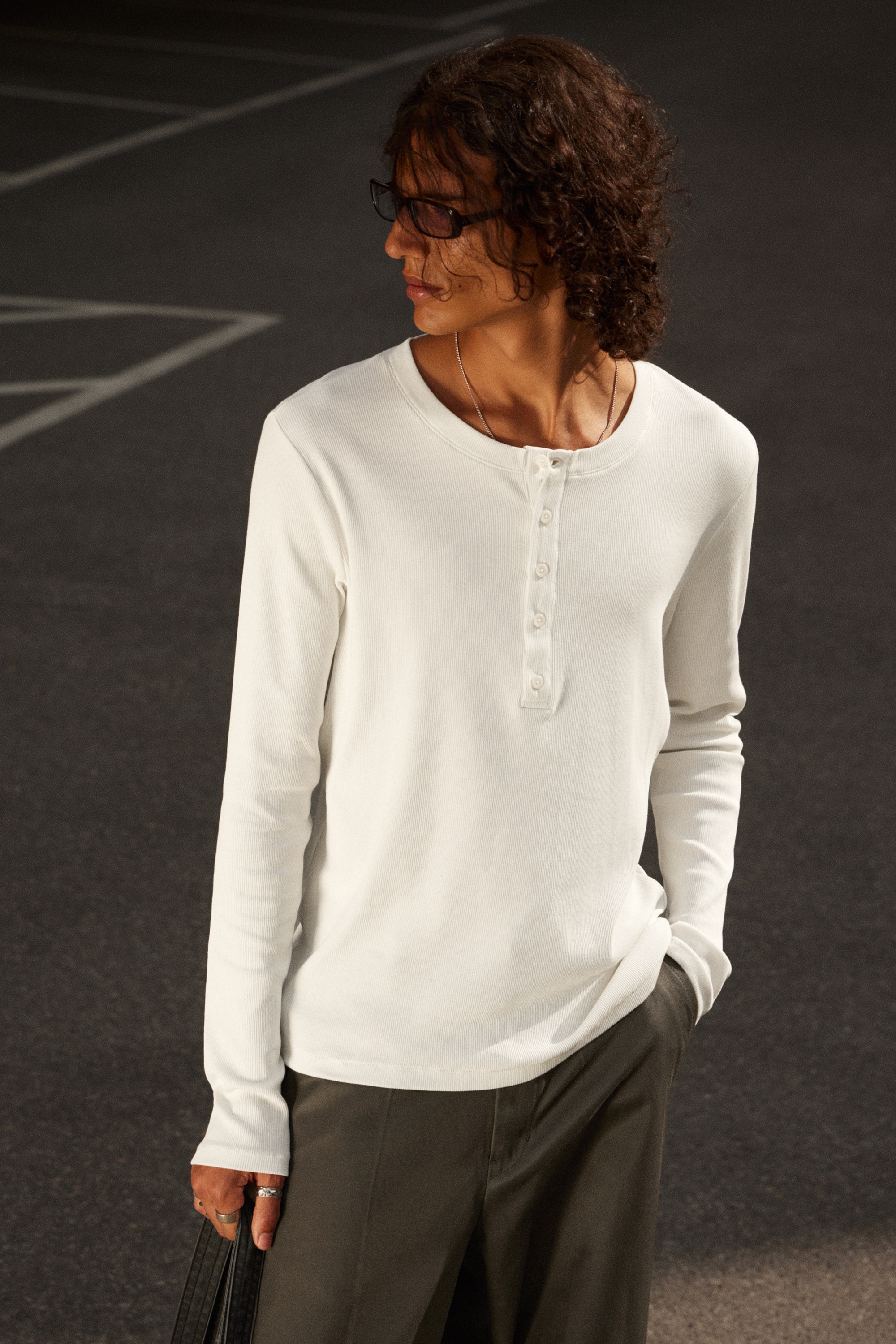 T-shirt a maniche lunghe Henley - Bianco polvere/Nero