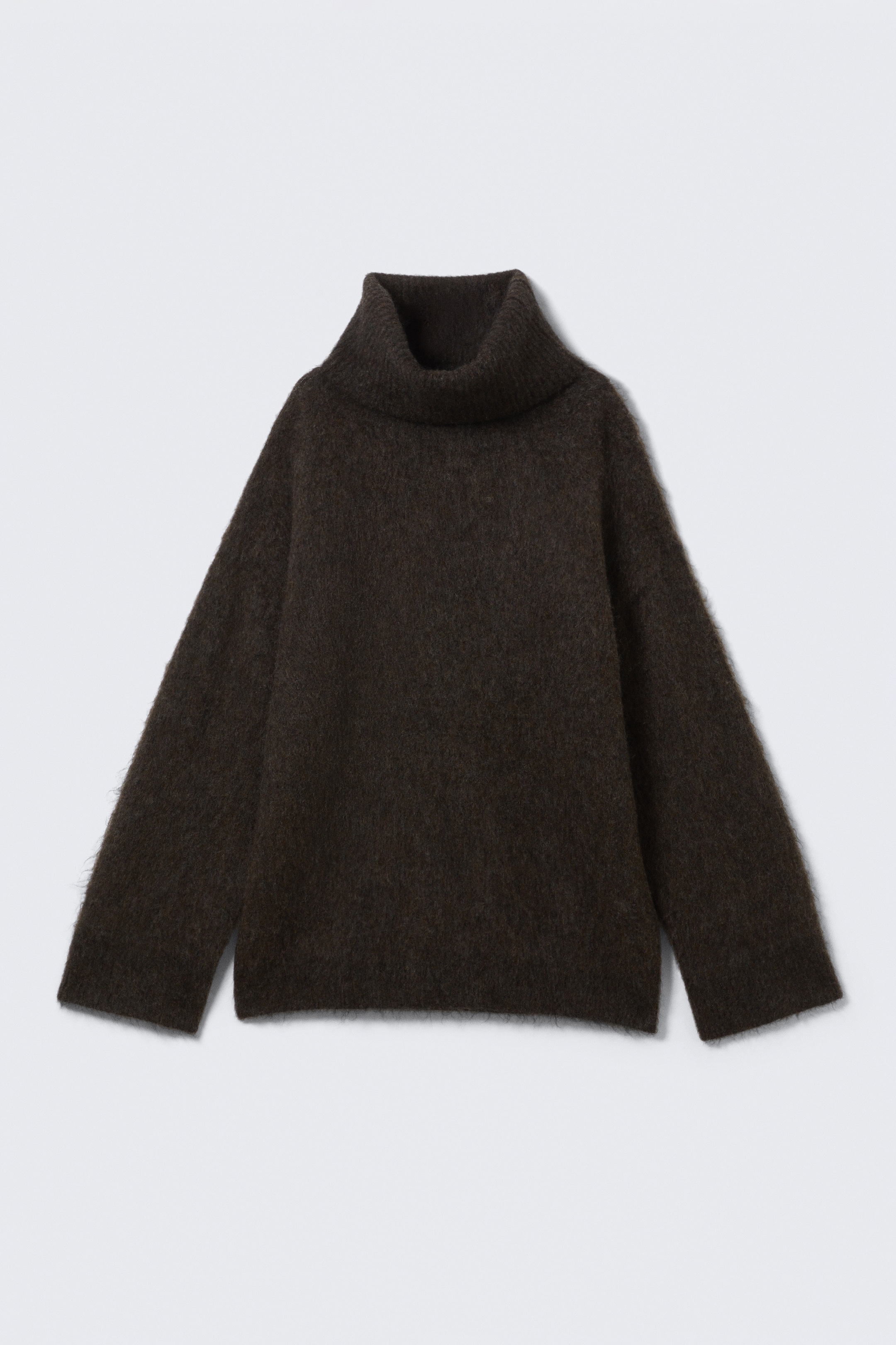 Größeres Bild anzeigen: Ein dunkelbrauner Pullover aus Mohair- und Wollmischung wird als FRONT gezeigt und bietet eine flauschige Textur und einen entspannten Schnitt. Er zeigt einen hohen Trichterkragen, überschnittene Schultern und lange Ärmel, mit gerippten Abschlüssen an den Bündchen und Säumen.