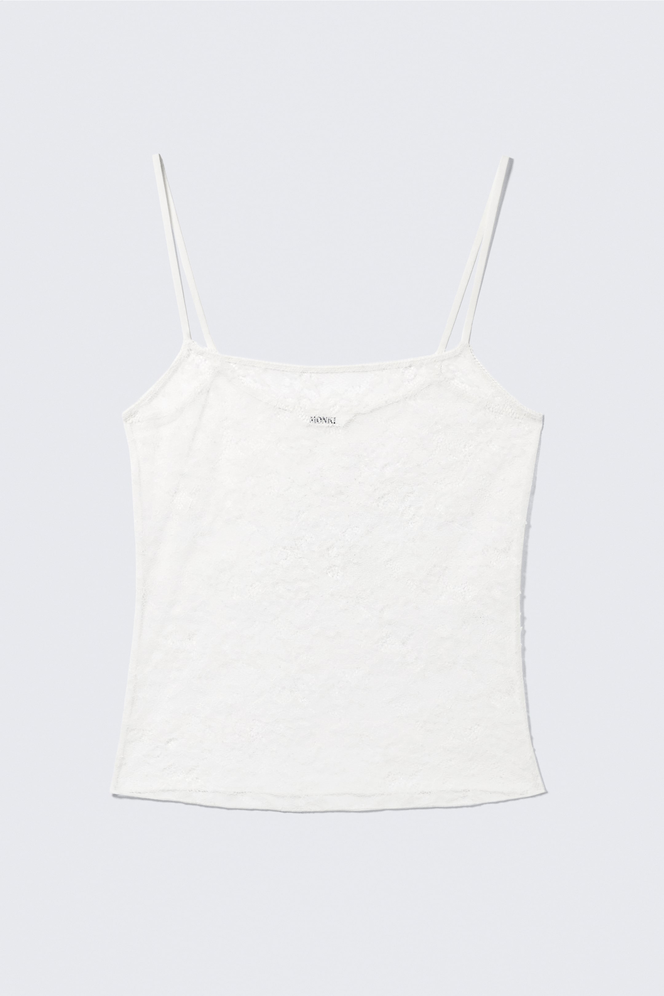 Ver imagen más grande: Se muestra un camisón de encaje blanco desde el FRENTE, con finos tirantes dobles de espagueti y un escote recto. Una pequeña etiqueta rectangular con la inscripción "MONKI" es visible cerca del centro del escote.