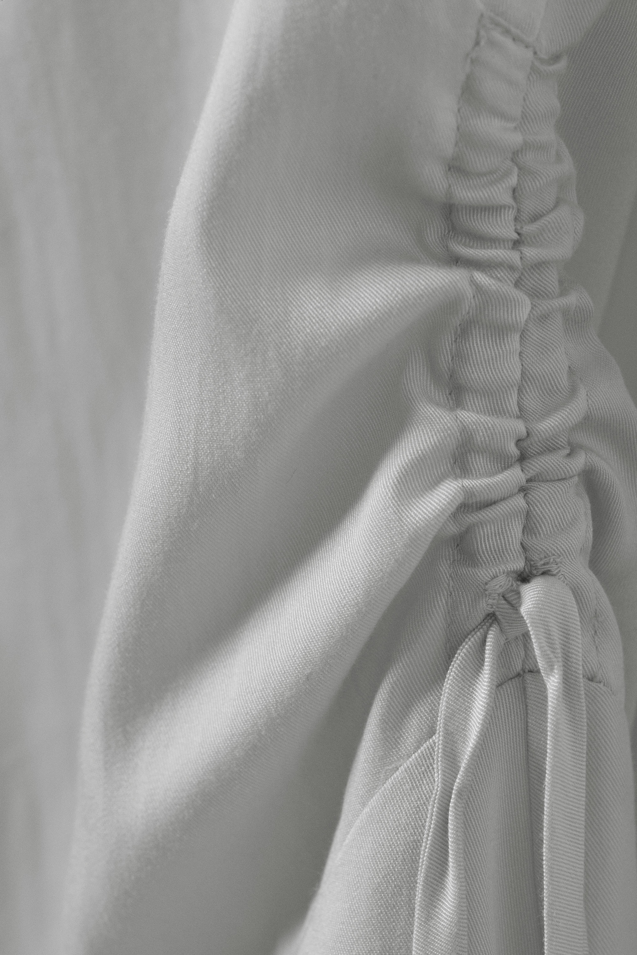 Hellgrau - Ärmelloses Minikleid mit V-Ausschnitt - 2