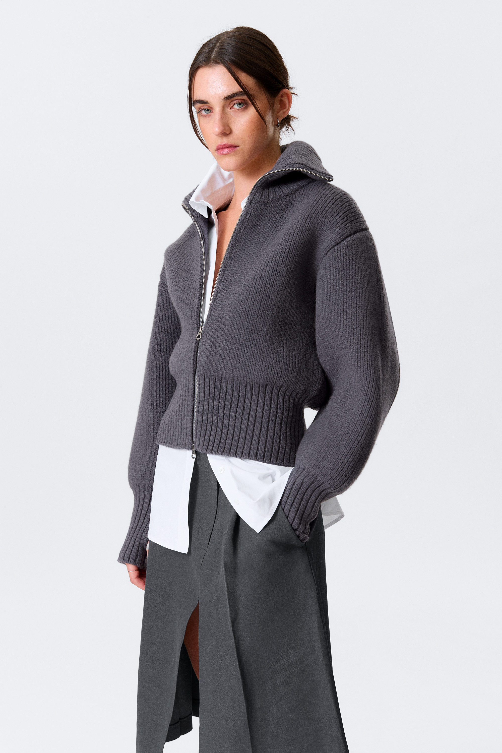 Dunkelgrau - Figurbetonter Rollkragenpullover aus Wolle - 2