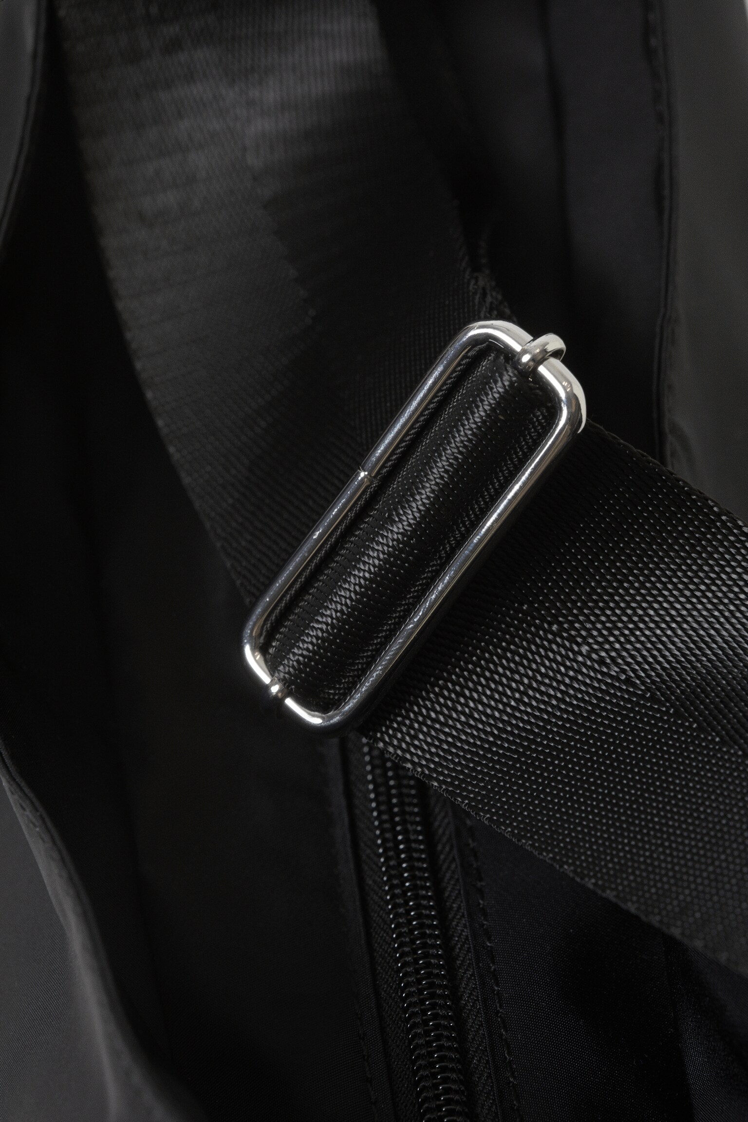 Medium axelremsväska i nylon-twill - Svart/Mörkröd - 3