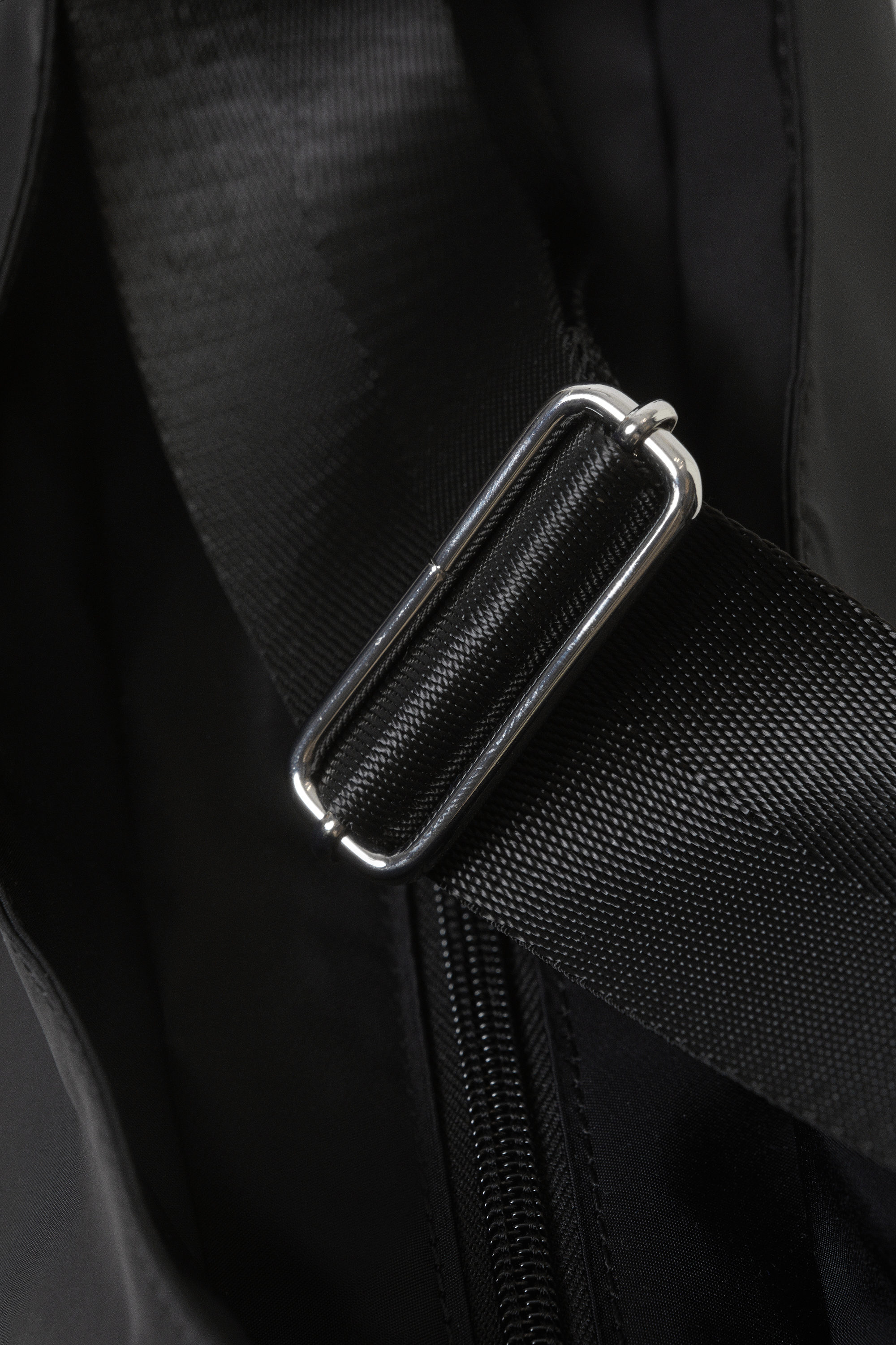 Schwarz - Mittelgroße Umhängetasche aus Nylon-Twill - 3