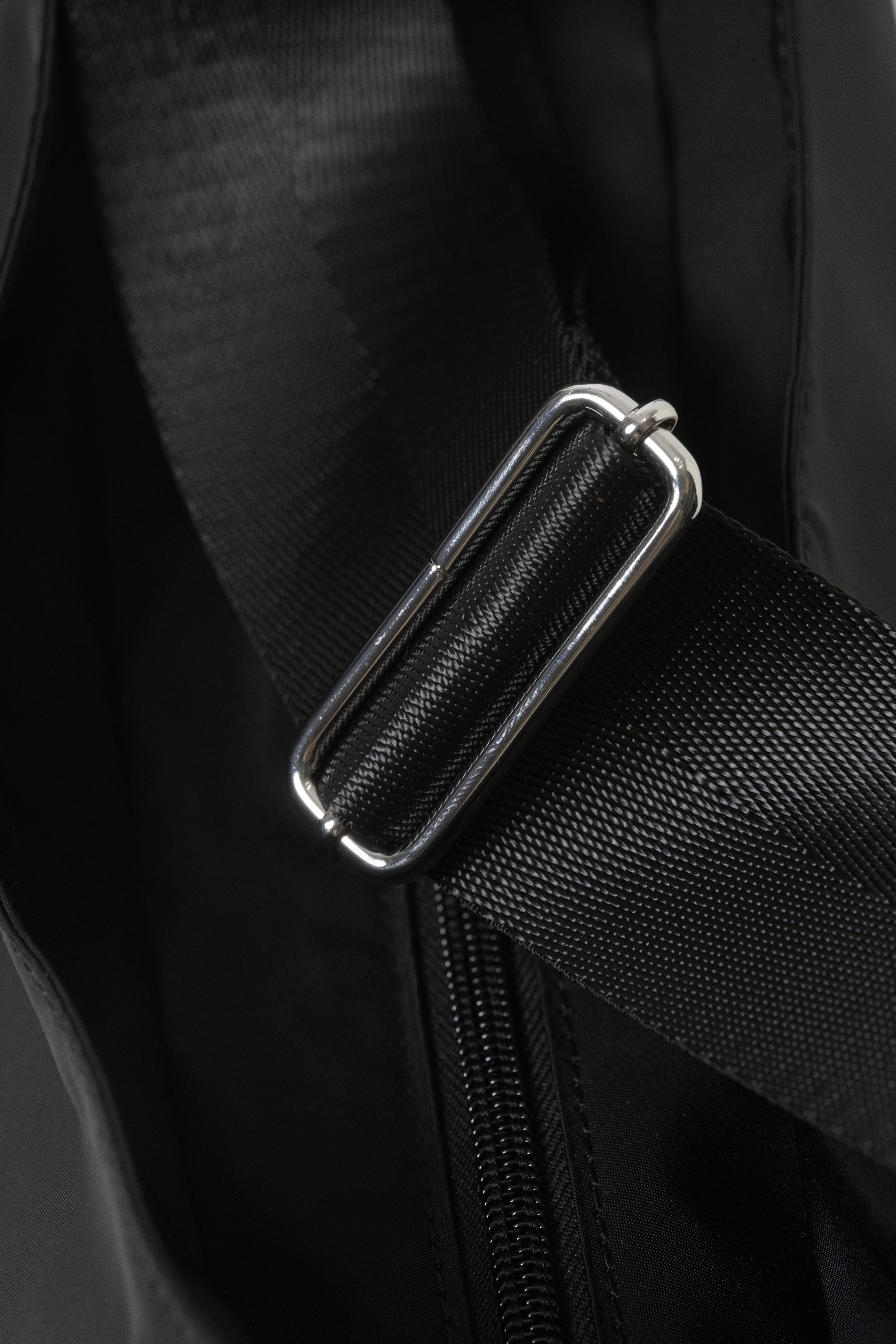Svart - Medium axelremsväska i nylon-twill - 3