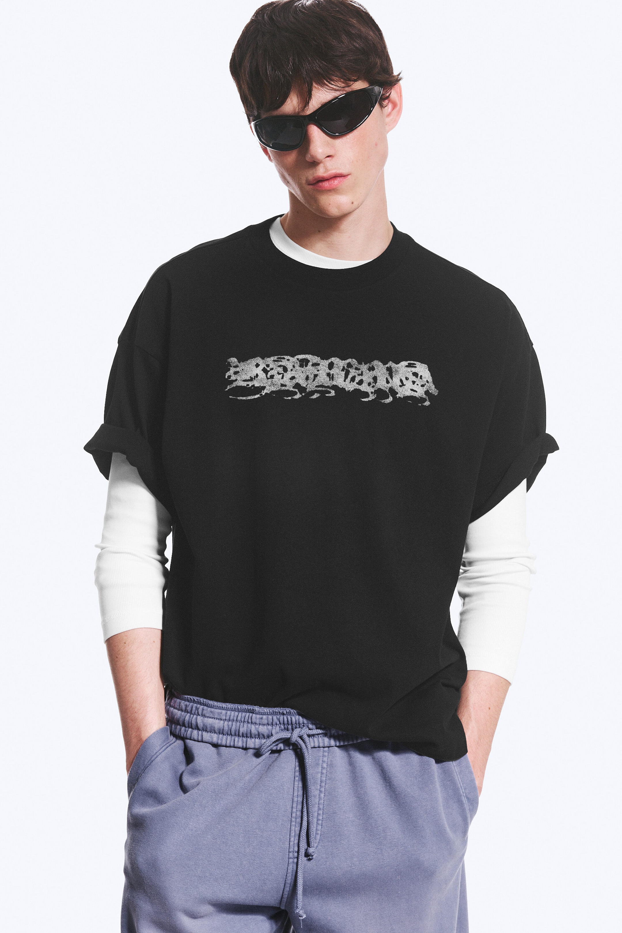 Black - Karma - T-shirt met boxy pasvorm en grafische print - 1
