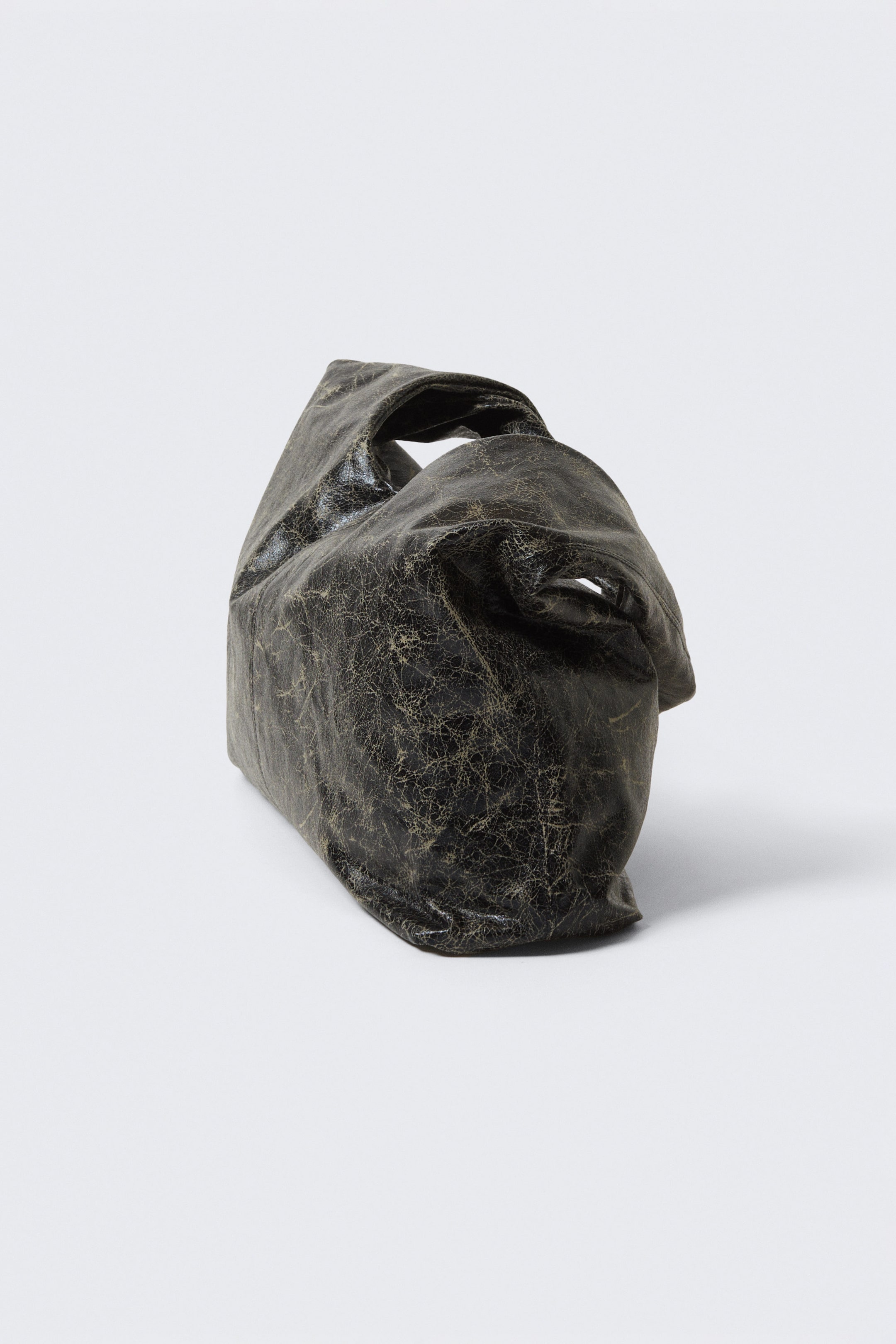 Sprucken svart - Slouchy axelväska i skinnimitation - 2