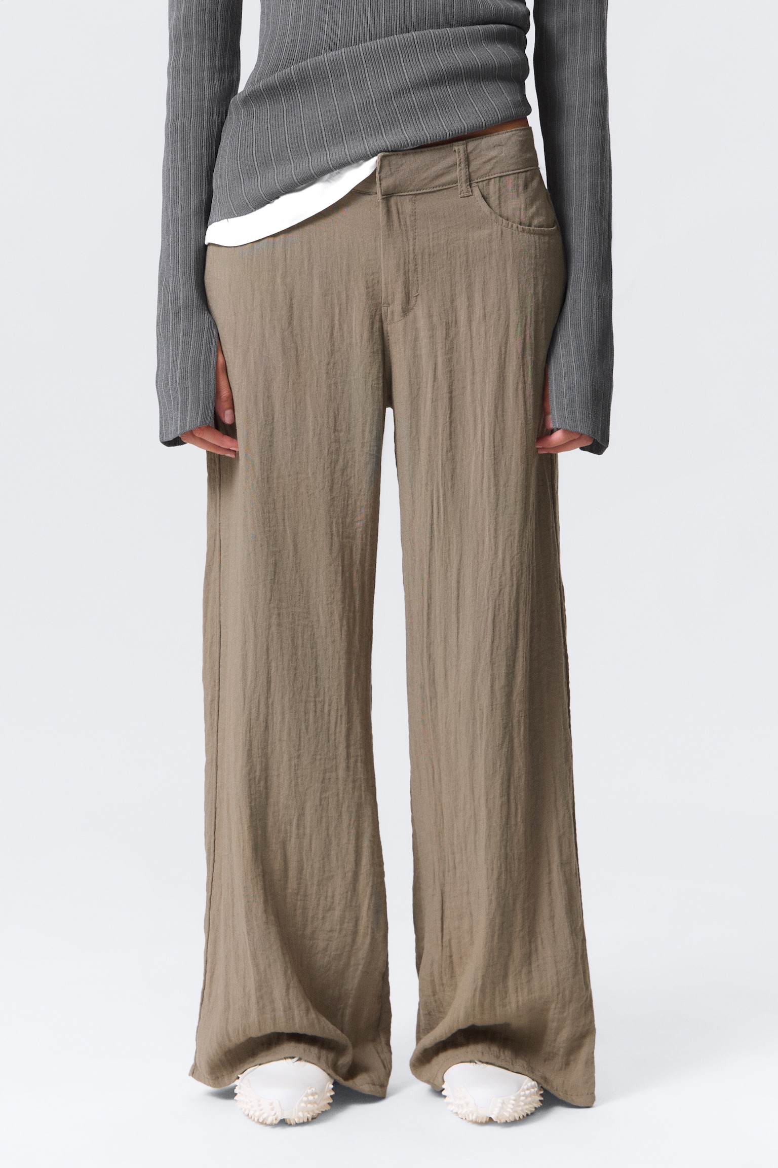 Lockere Hose mit niedrigem Bund und Crinkle-Optik - Beige/Weiß/Dunkelgrau - 5