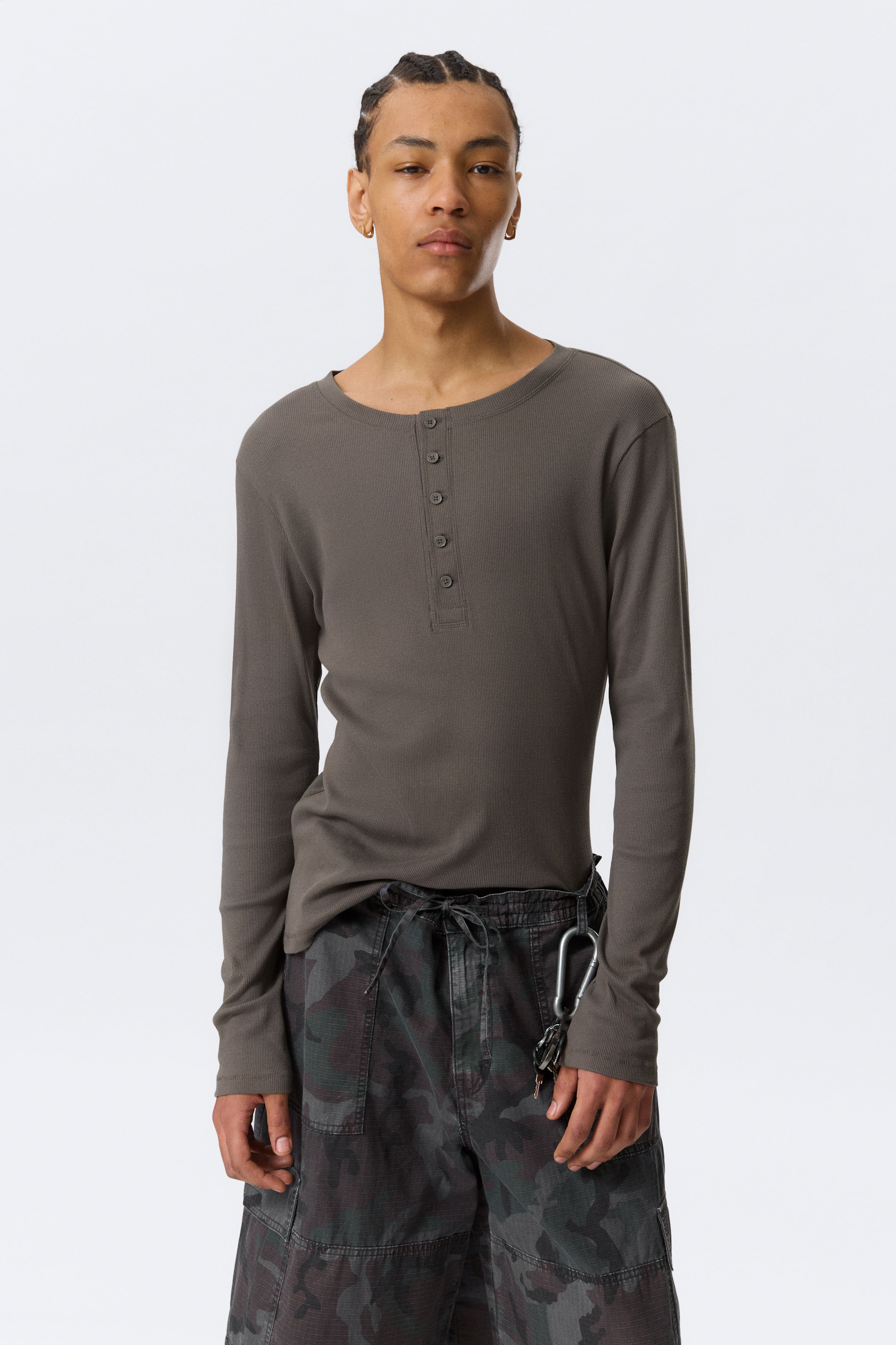 Agrandir l'image: Le t-shirt henley à manches longues gris foncé présente une texture en maille côtelée et un col rond avec une patte de boutonnage à cinq boutons. Il offre une coupe ajustée avec des poignets simples.