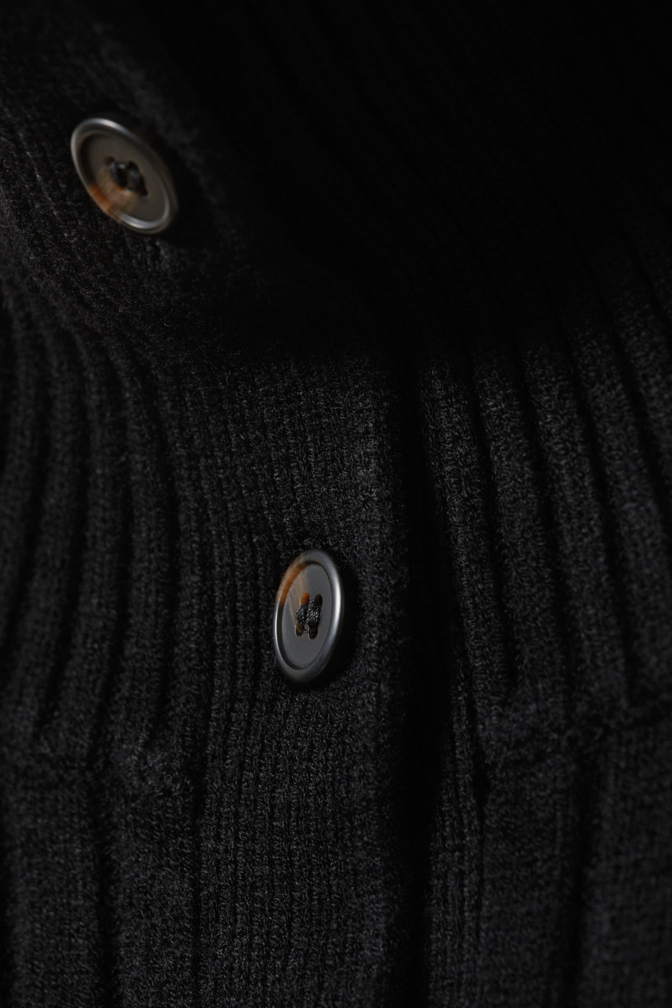 Schwarz - Schmaler Strick-Cardigan mit Rollkragen - 2