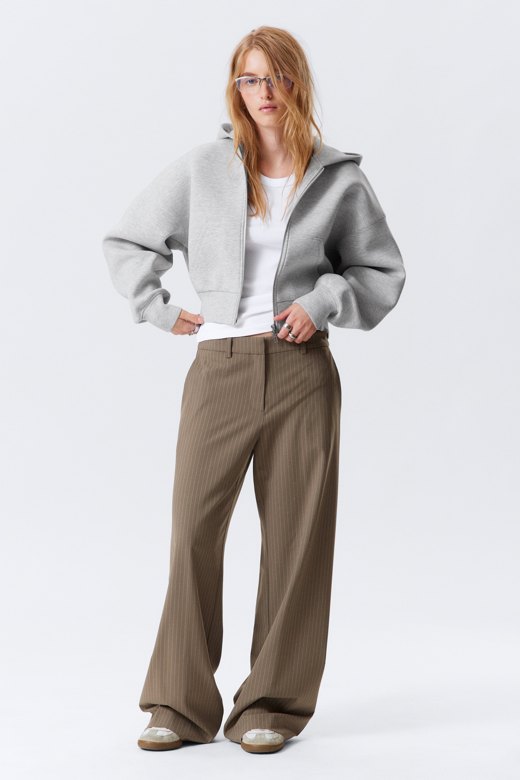 Pantalon met lage taille in ruimvallende pasvorm - Gestreept donker taupe/Zwart/Donkergrijs gemêleerd