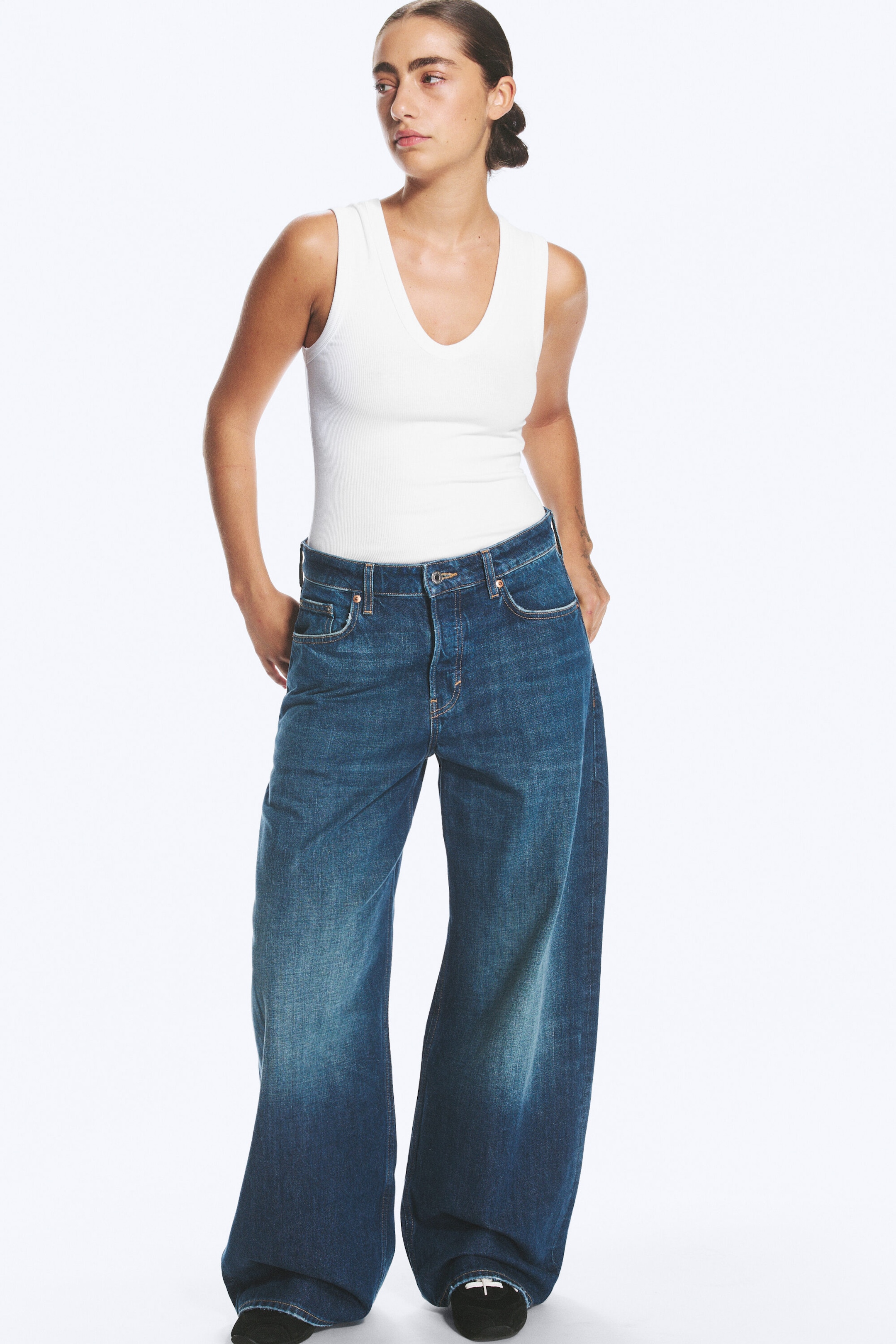 Weiß - Geripptes Tanktop mit V-Ausschnitt - 2