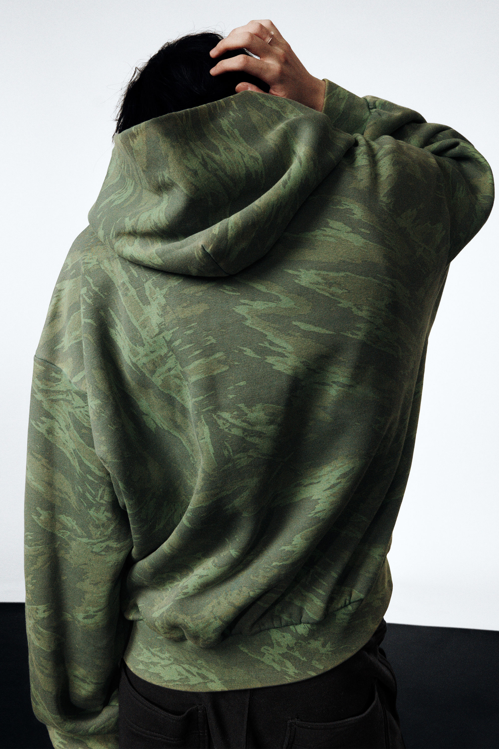 Streifiges Grün - Quadratischer Graphic-Hoodie mit lockerer Passform - 2