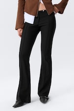 Schwarz - Skinny Flared-Hose mit niedrigem Bund - 1