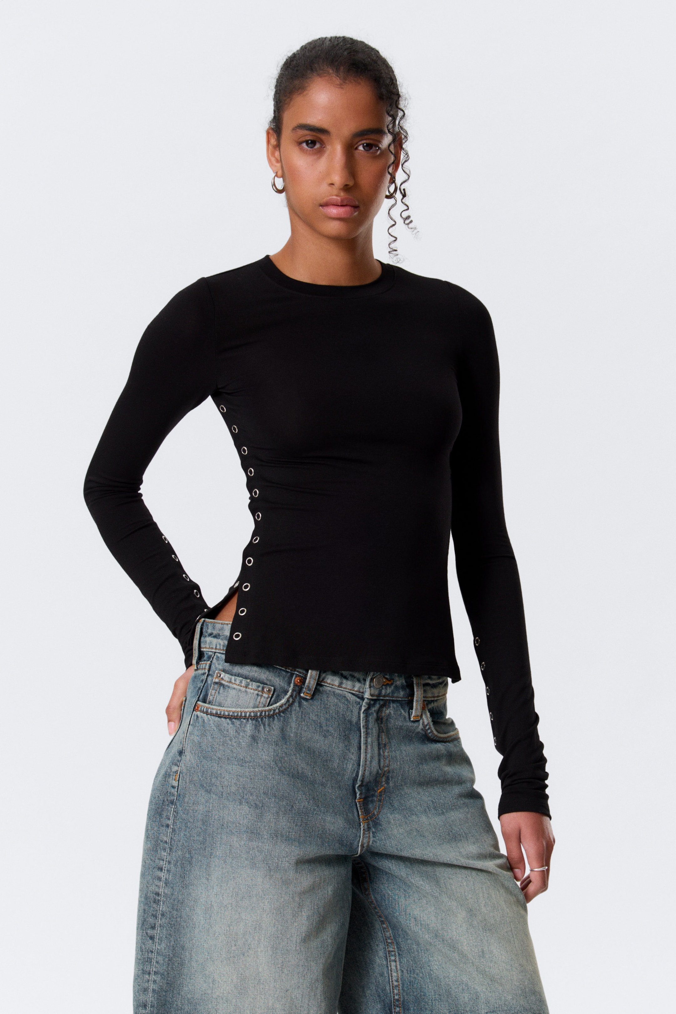 Schwarz - Slim-Fit-Top mit langen Ärmeln und Druckknöpfen - 0