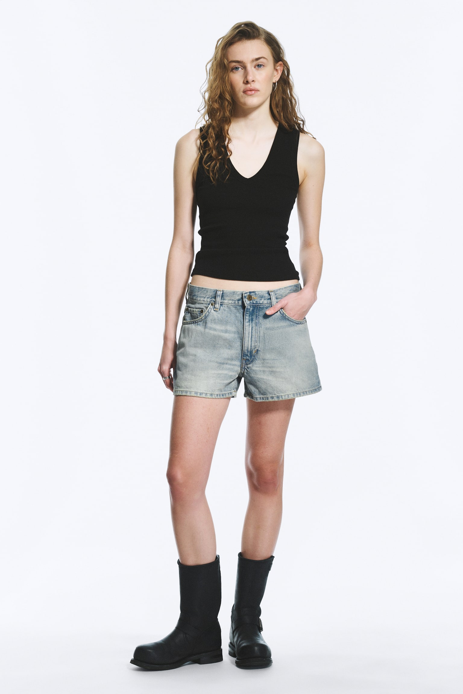Duchess Low Rise Distressed Mini Denim Shorts - Port Blue - Ljusblå/Black Rinse - Svart - 1