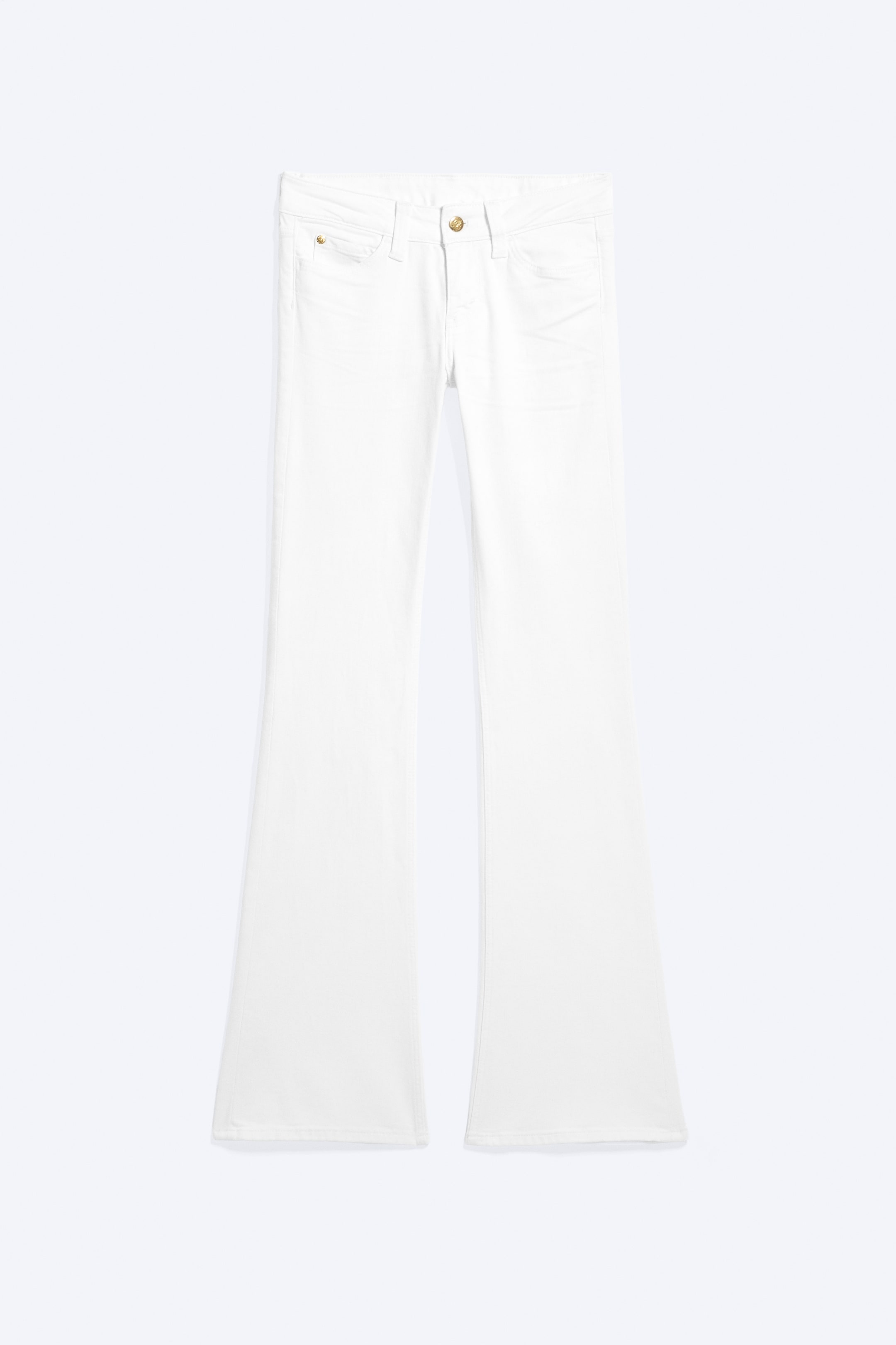 Visa större bild: Vita bootcut-jeans visas framifrån, med en midjeband som har en guldfärgad knapp och gylf med dragkedja, två framfickor med guldfärgade nitar och en liten myntficka, samt ben som vidgar sig från knät till en bred öppning.