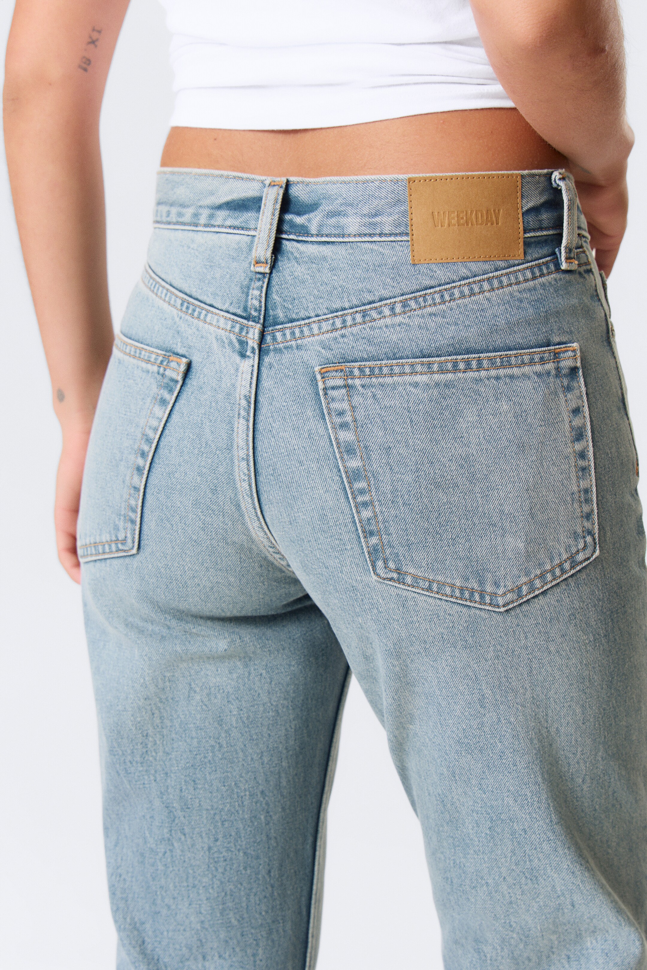 Visa större bild: Moon Mid Waist Regular Bootcut Leg Jeans - Seventeen Blue - Mellanblå - DAM | H&M FI 9