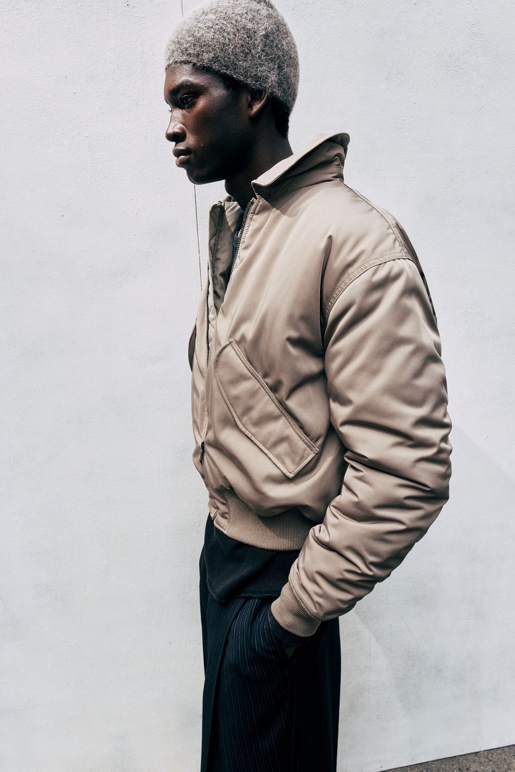 Gedecktes Taupe - Wattierte Bomberjacke aus Twill - 2