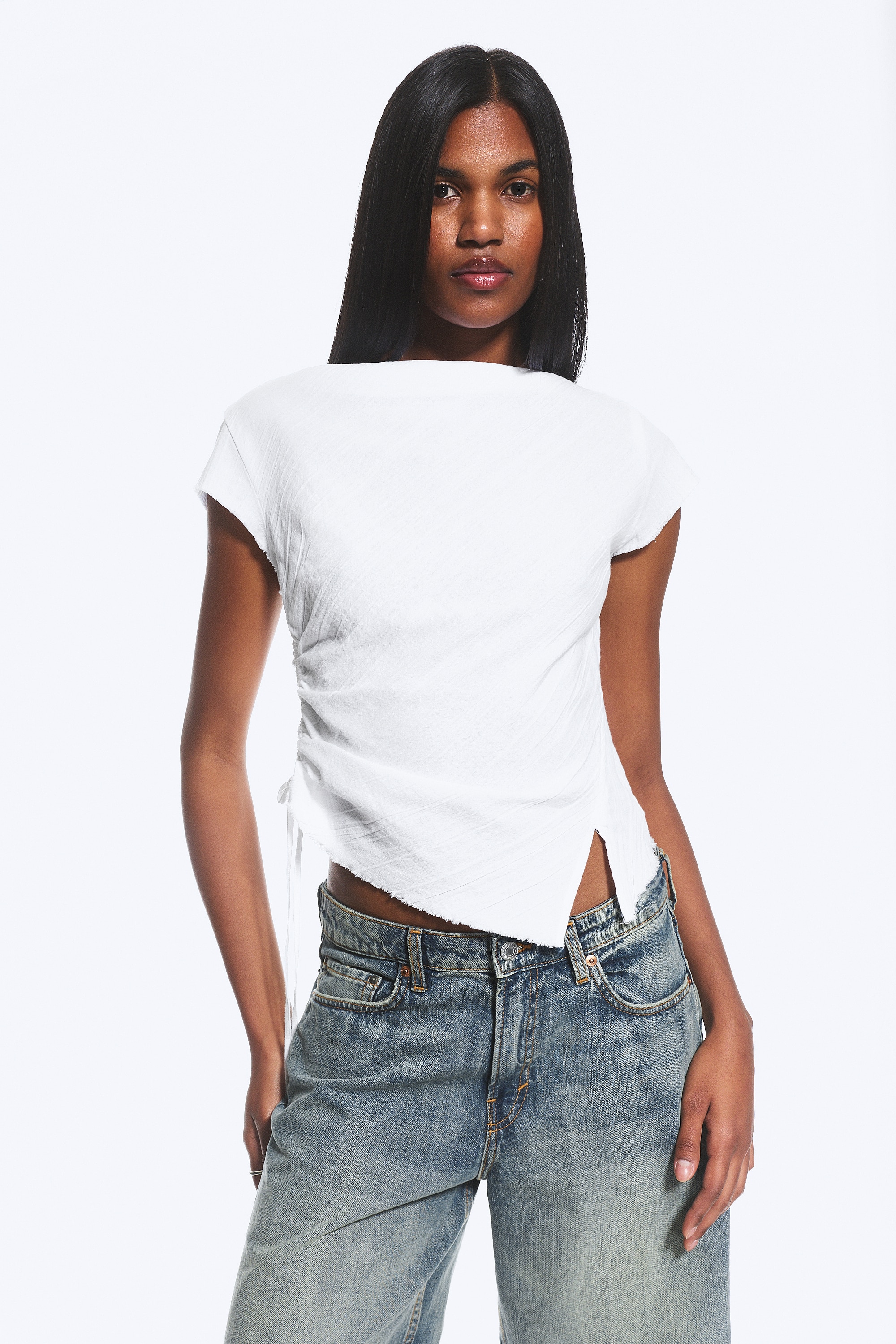 Kurzarmtop mit Raffung - Weiß/Schwarz