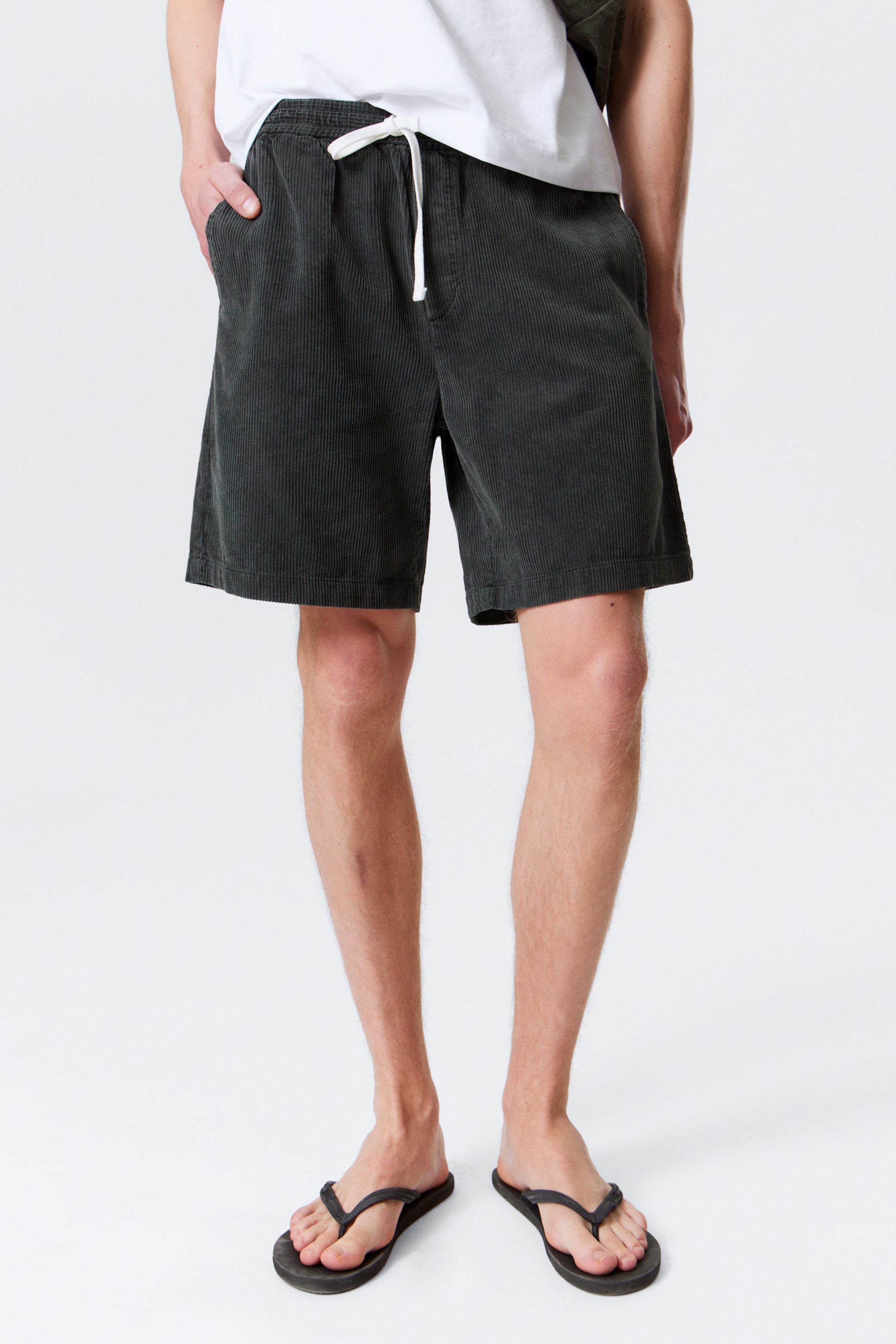 Schwarz - Entspannte Cord-Shorts mit Kordelzug - 1