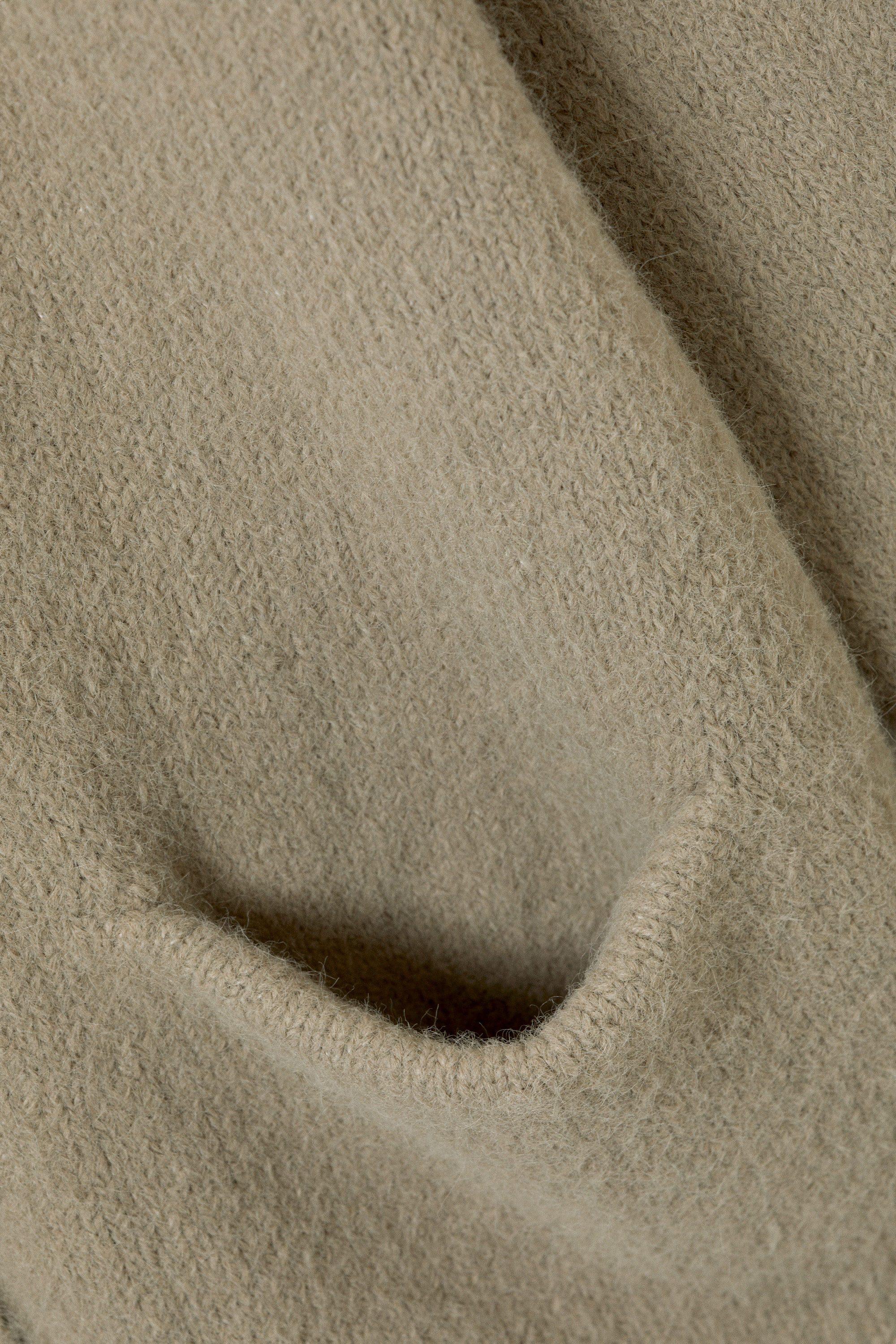 Staubiges Beige - Weiche Strickjacke mit V-Ausschnitt - 4