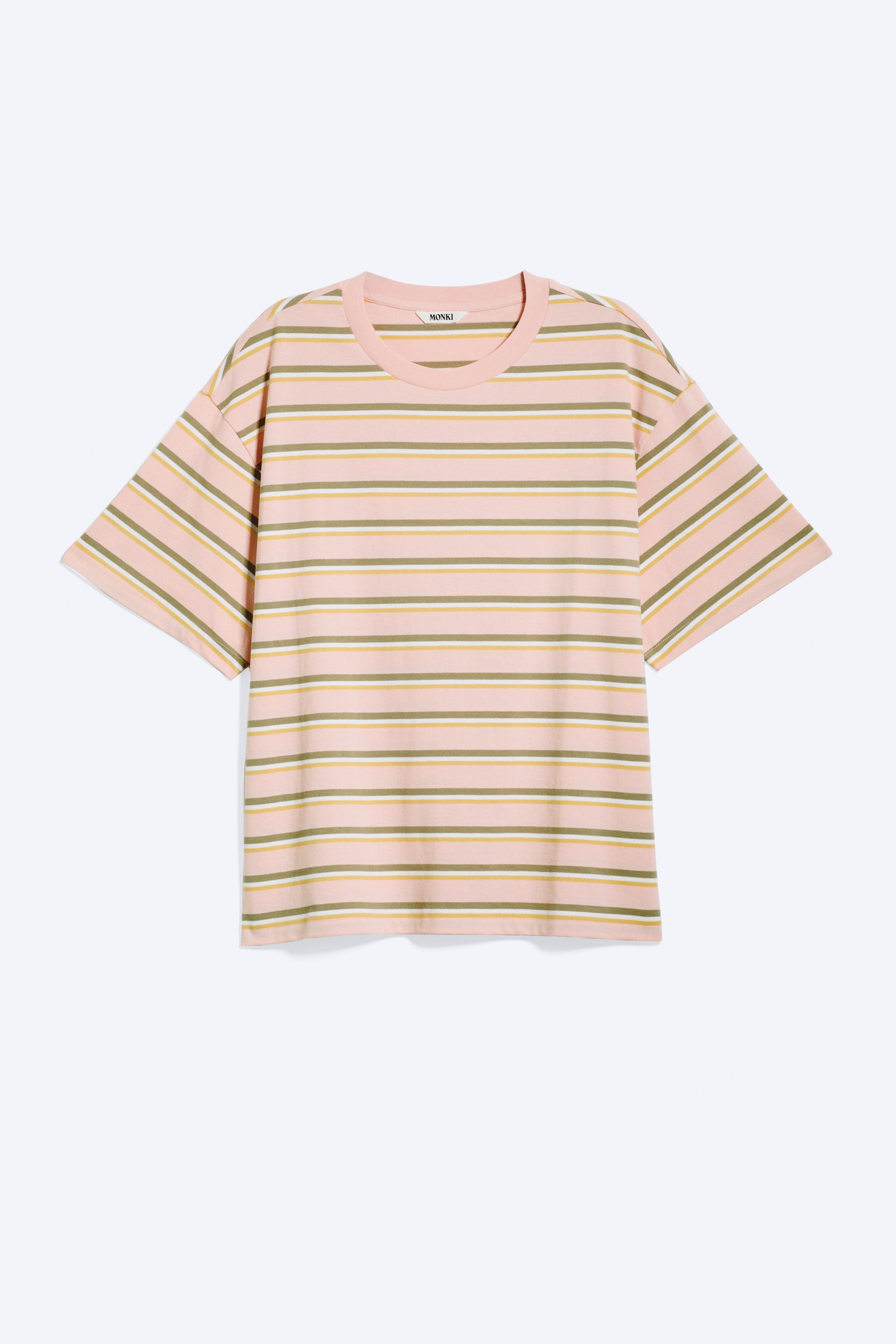 Visa större bild: En framsida av en lös, boxig T-shirt med en rosa bas och horisontella ränder i olivgrönt, gult och tunna vita linjer. Den har en rund halsringning med en synlig "MONKI"-etikett, nedhasade axlar och en rak fåll.