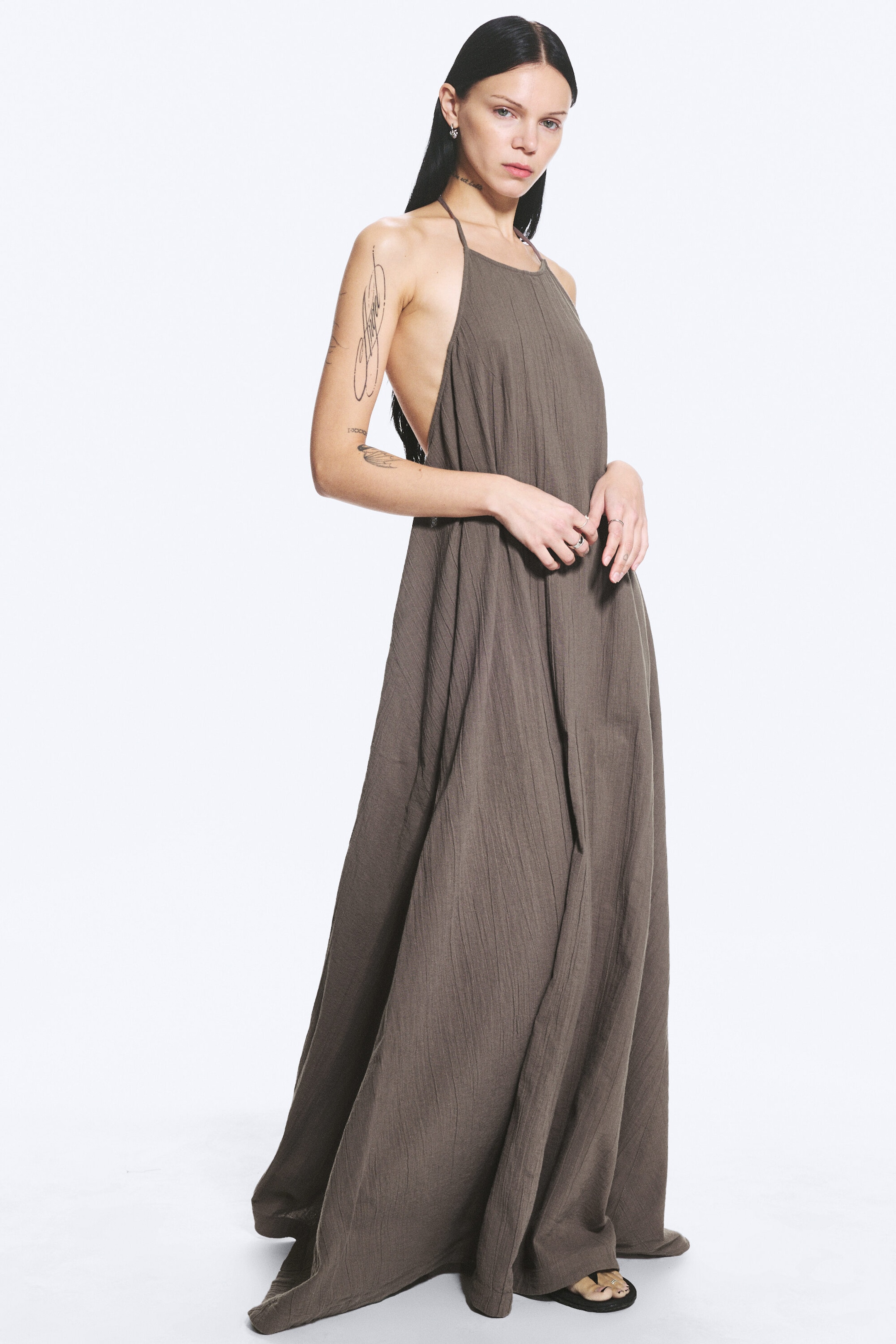 Dunkles Graubraun - Kleid mit Wasserfallausschnitt und A-Linie - 1