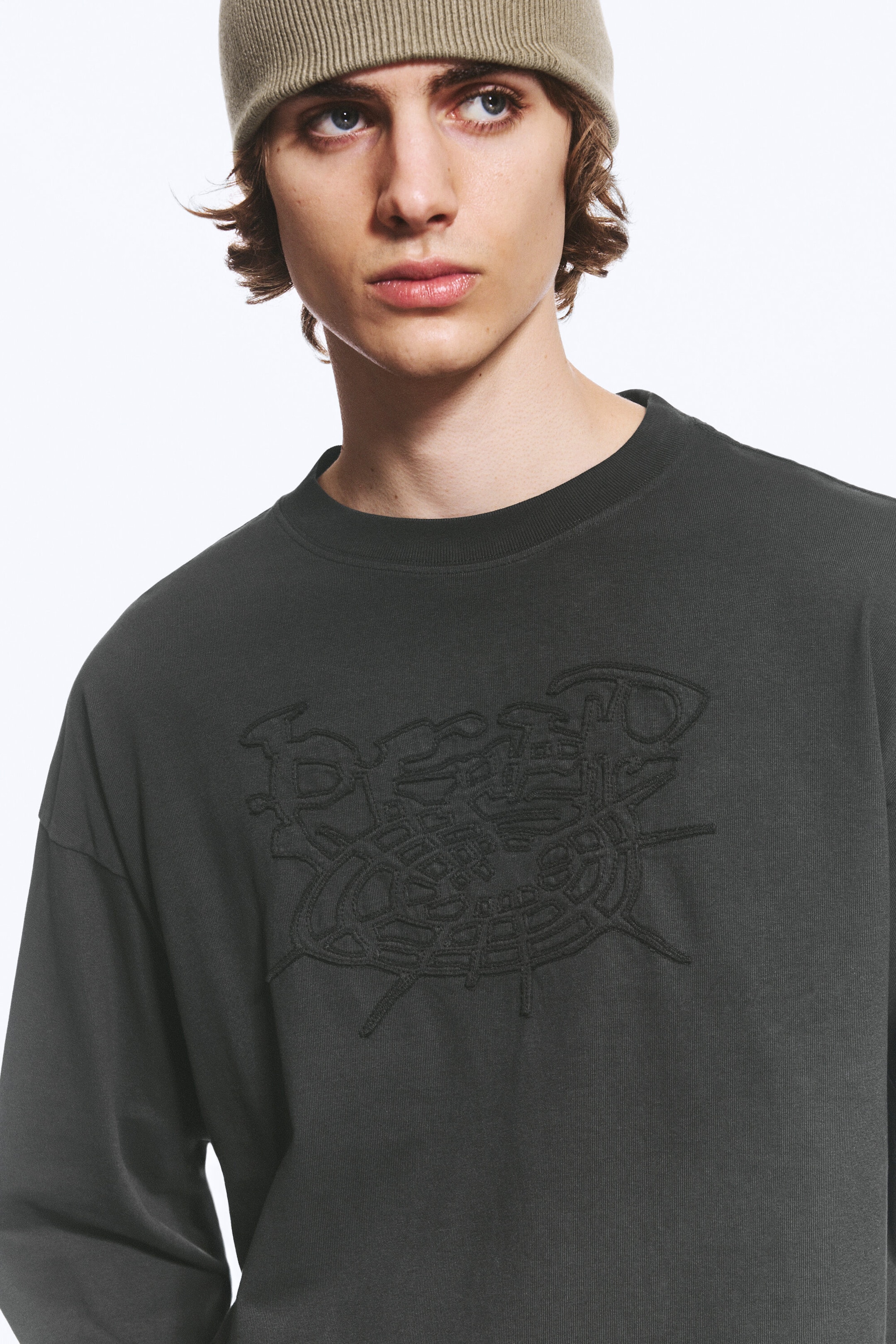 Dark Grey Print - Kastiges Langarmshirt mit Grafikprint - 1
