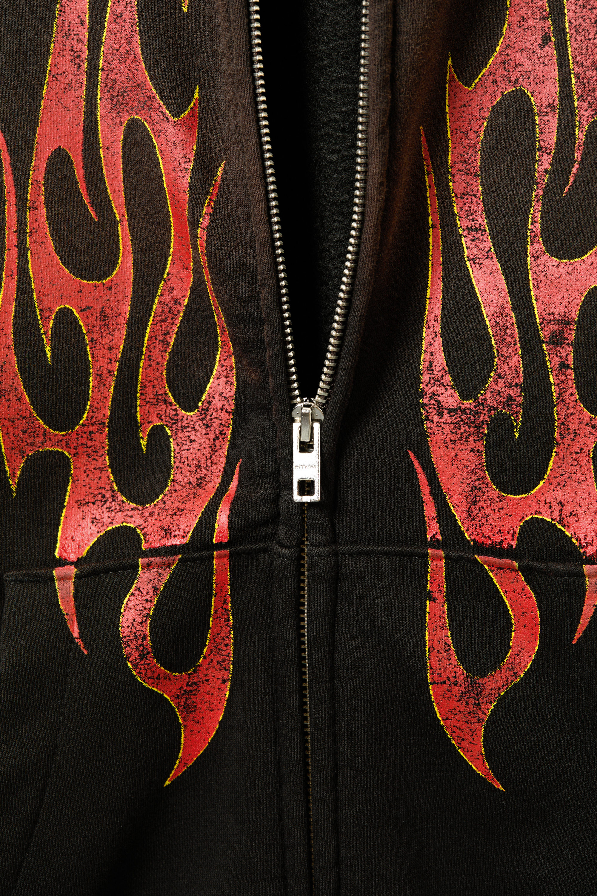 Schwarz - Abgenutzte Flamme - Grafischer Zip-Hoodie mit eckigem Schnitt - 3