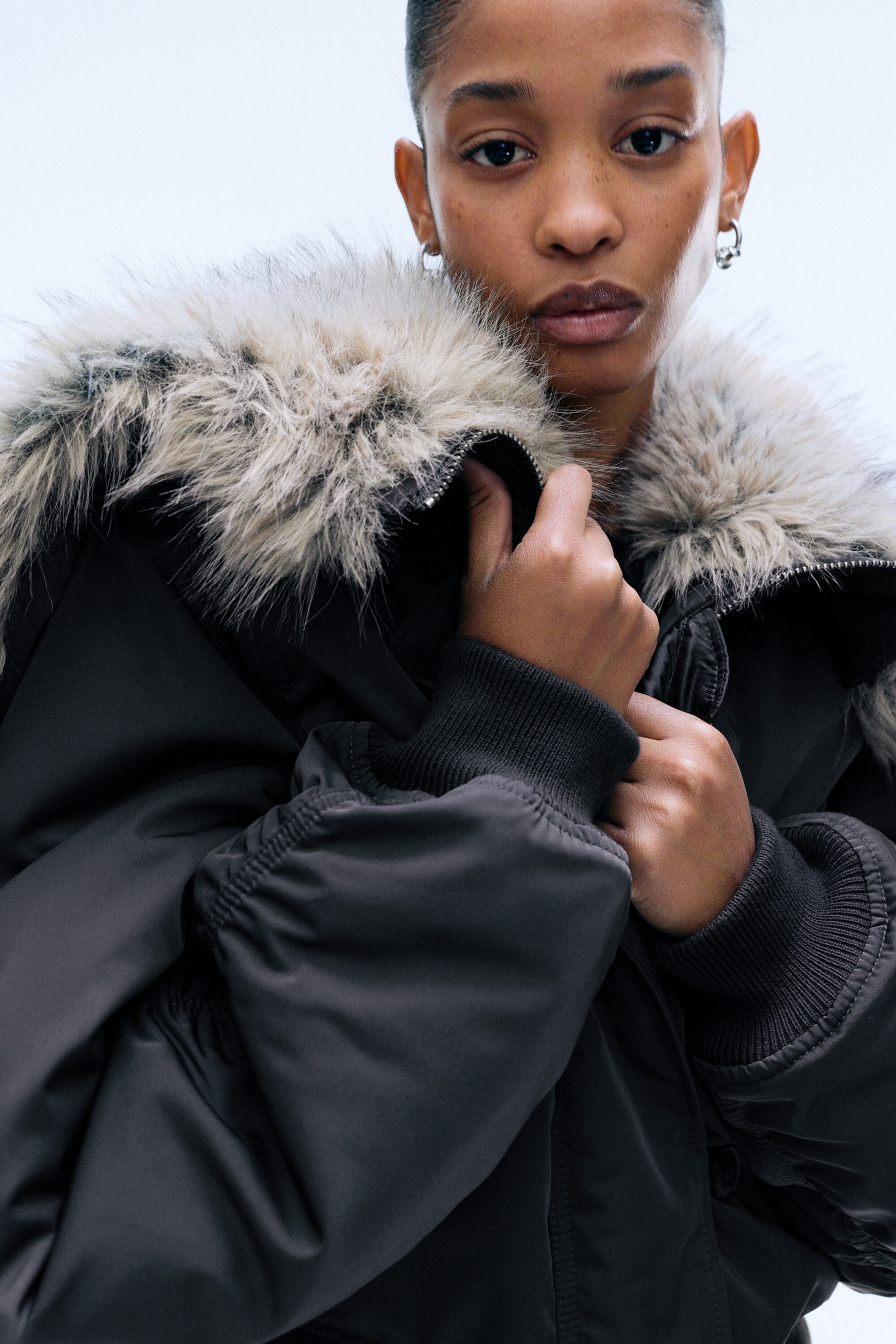 Dunkelgrau - Cropped Bomberjacke mit Kunstfellkapuze - 2