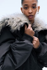 Dunkelgrau - Cropped Bomberjacke mit Kunstfellkapuze - 2