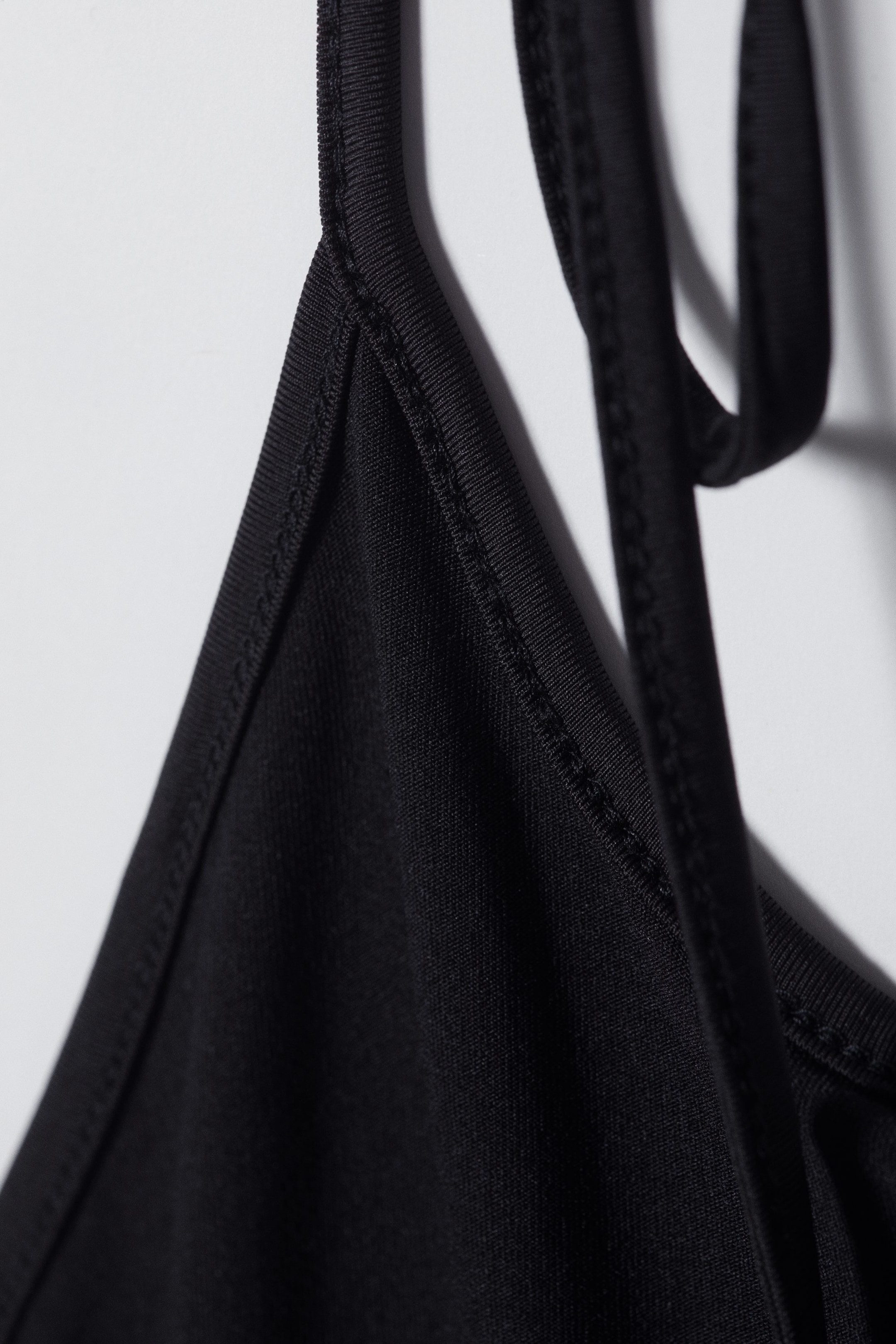 Schwarz - Neckholder-Maxikleid mit tiefem Rückenausschnitt - 2