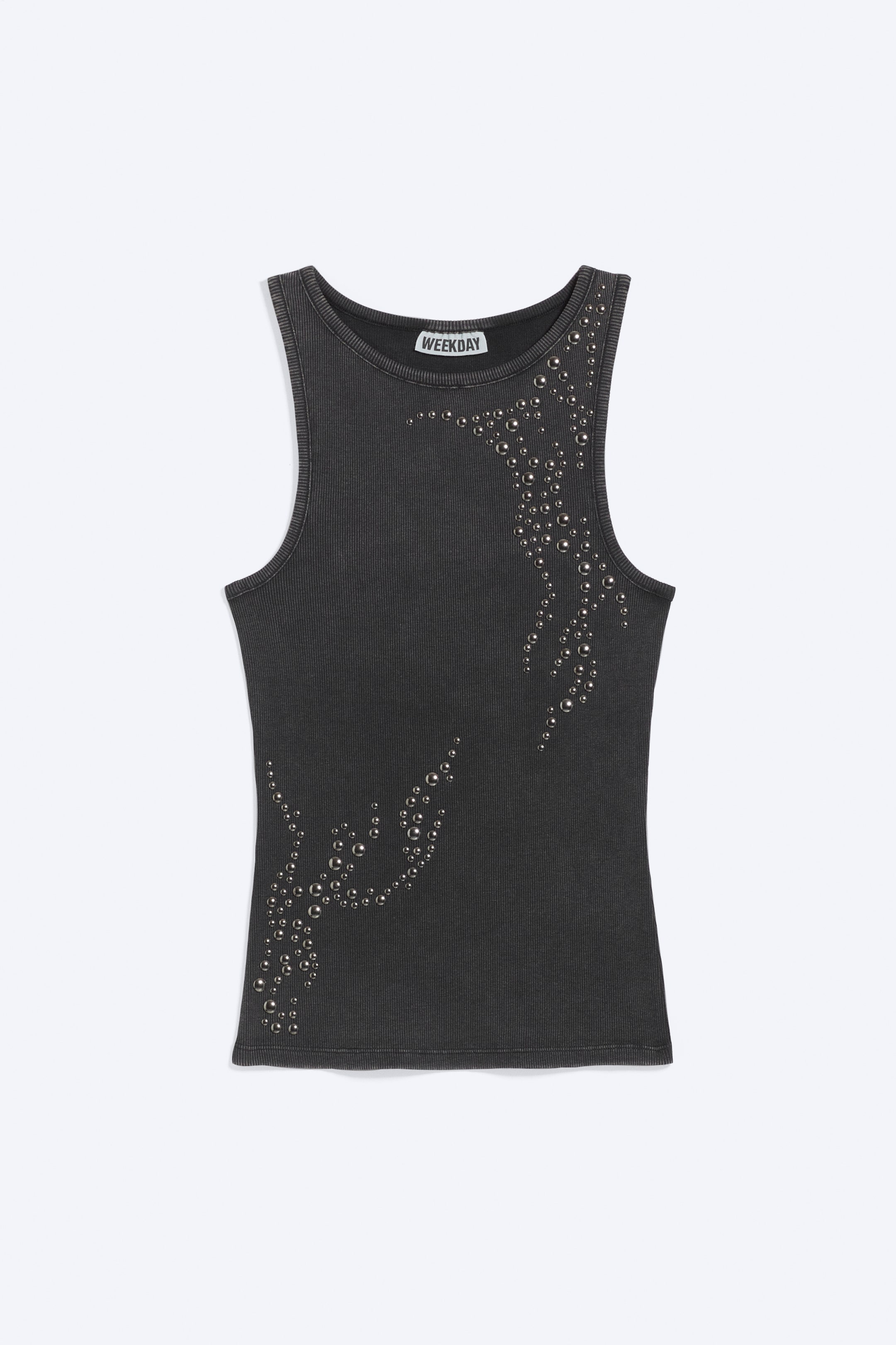 Se større billede: En mørkegrå ribbet tanktop vender fronten fremad og viser sølvfarvede nitter arrangeret i et abstrakt, hvirvlende mønster på forsiden. Den har en rund halsudskæring og ribkant langs halsudskæringen og ærmegabene.