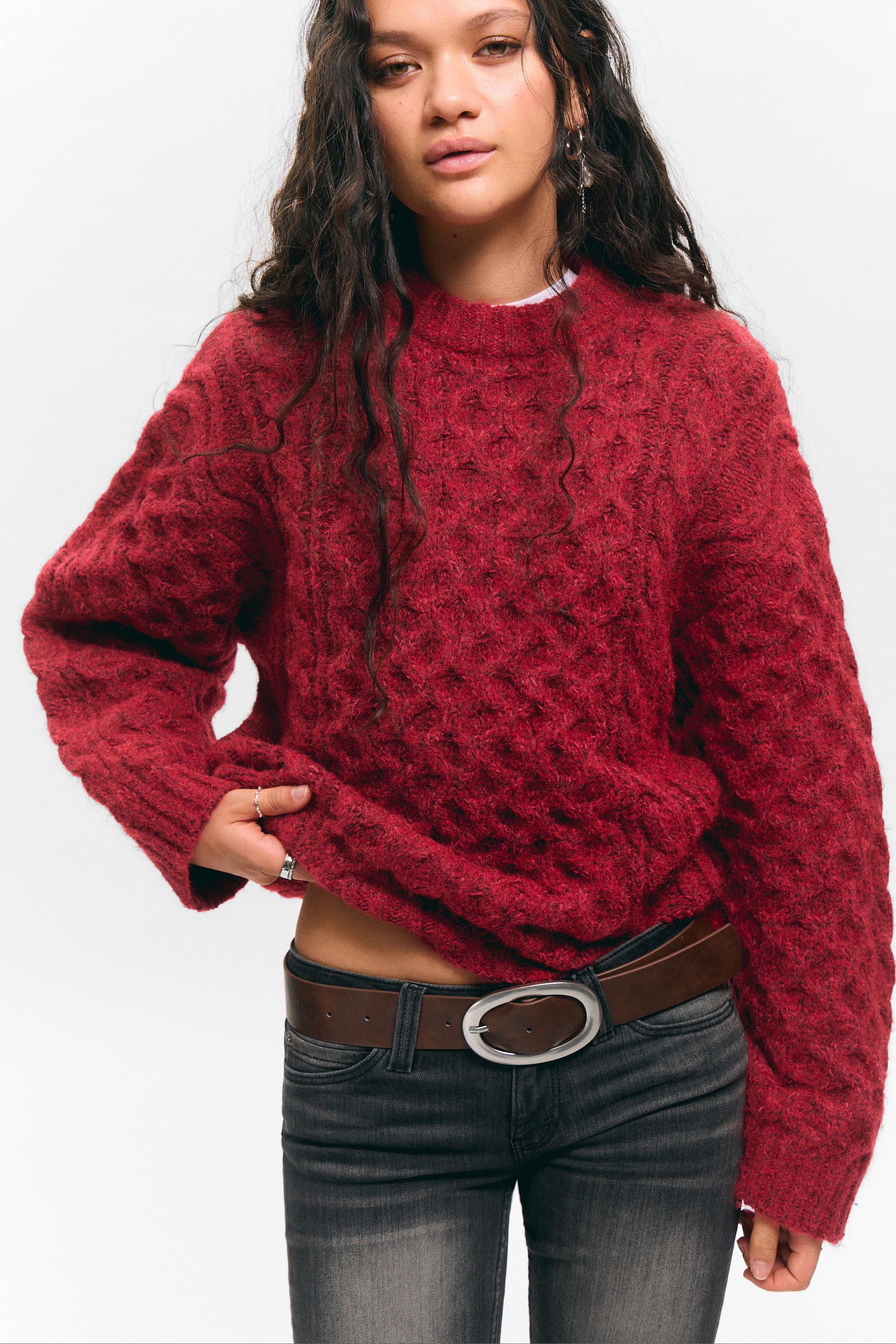 Leuchtendes Rot - Langer, strukturierter Strickpullover mit Zopfmuster - 1