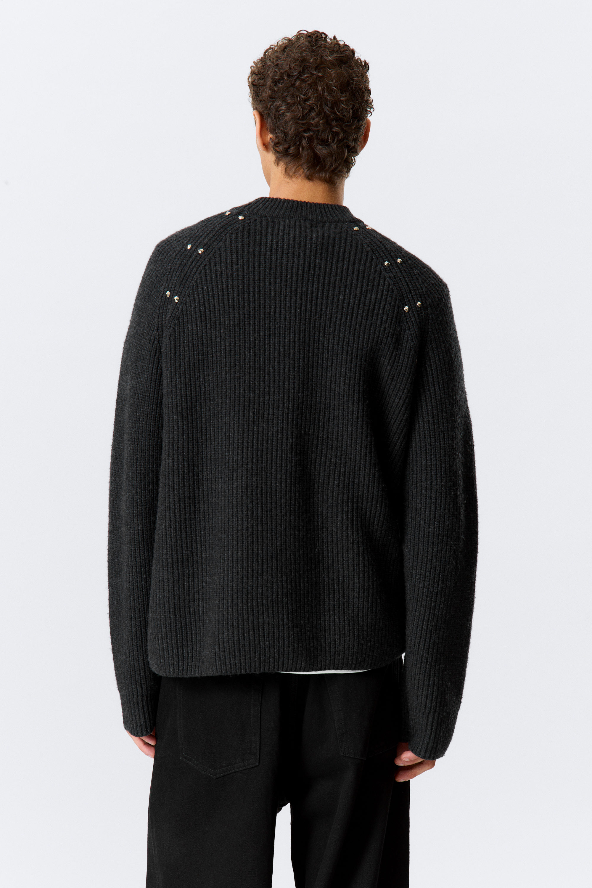 Schwarz - Nieten - Lässiger Strickpulli aus Wollmischung mit Nieten - 5